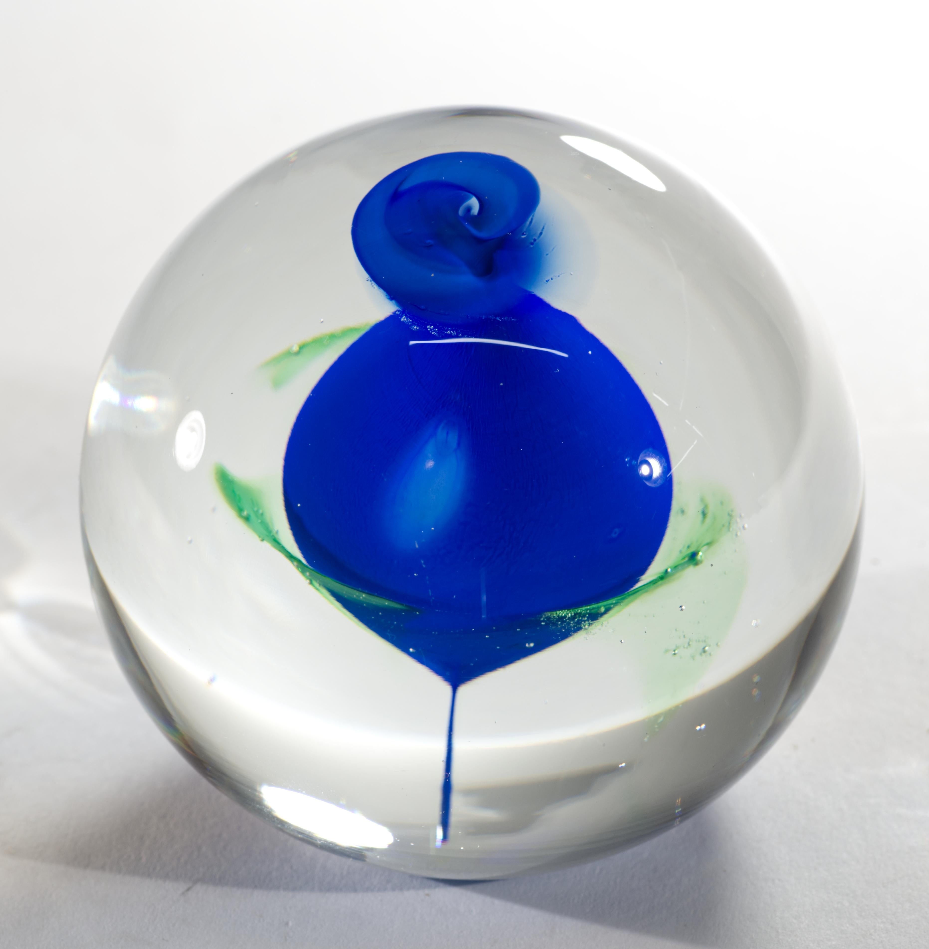  Ce grand presse-papier ou sculpture en verre d'art présente un motif abstrait en bleu saphir avec des accents verts, entouré de verre transparent selon la technique sommerso. La pièce est marquée d'un autocollant sur le côté.

La verrerie Beránek a
