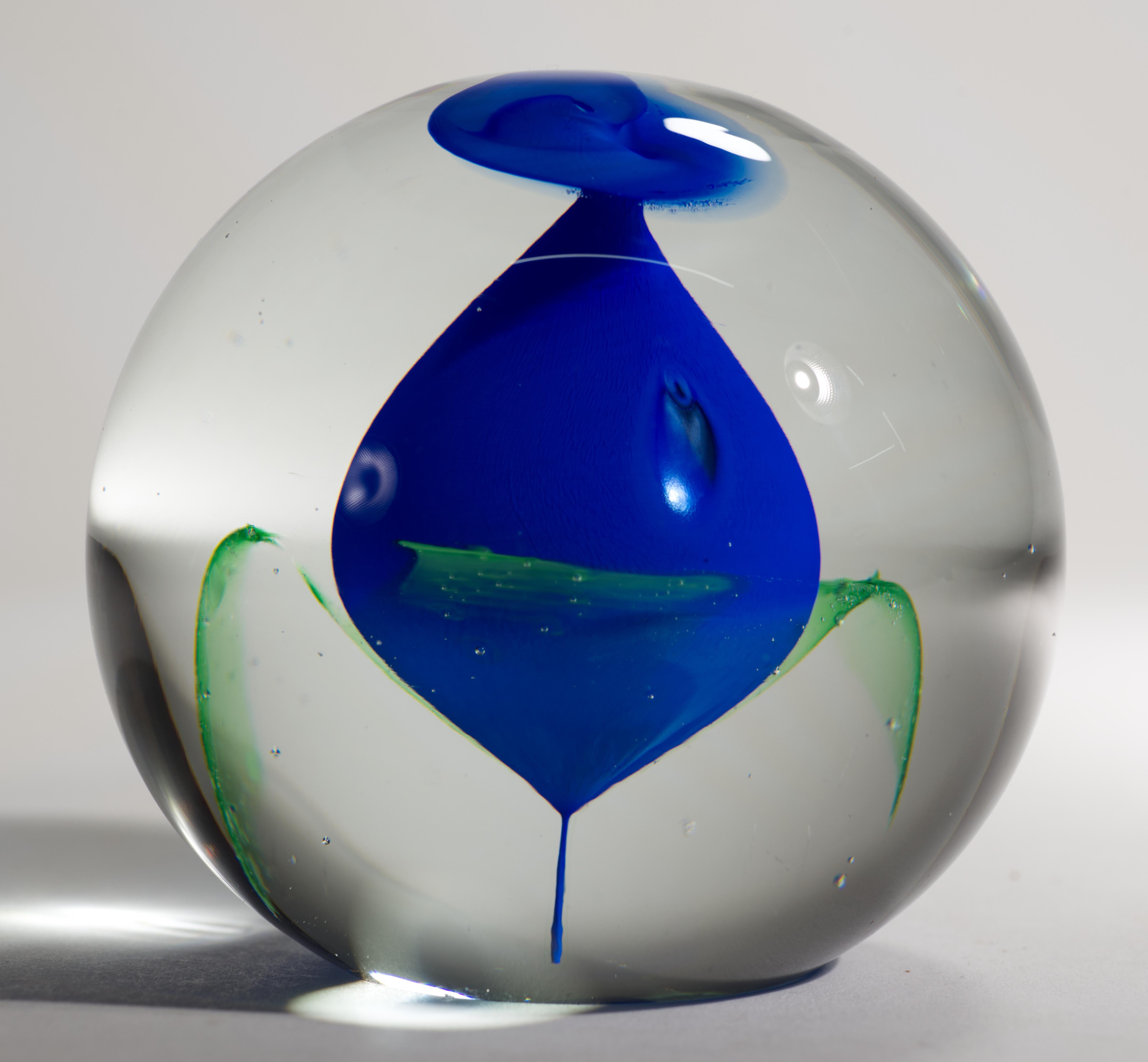 Grande sculpture abstraite en papier ou en verre de Beranek, signée Bon état - En vente à Clifton Springs, NY