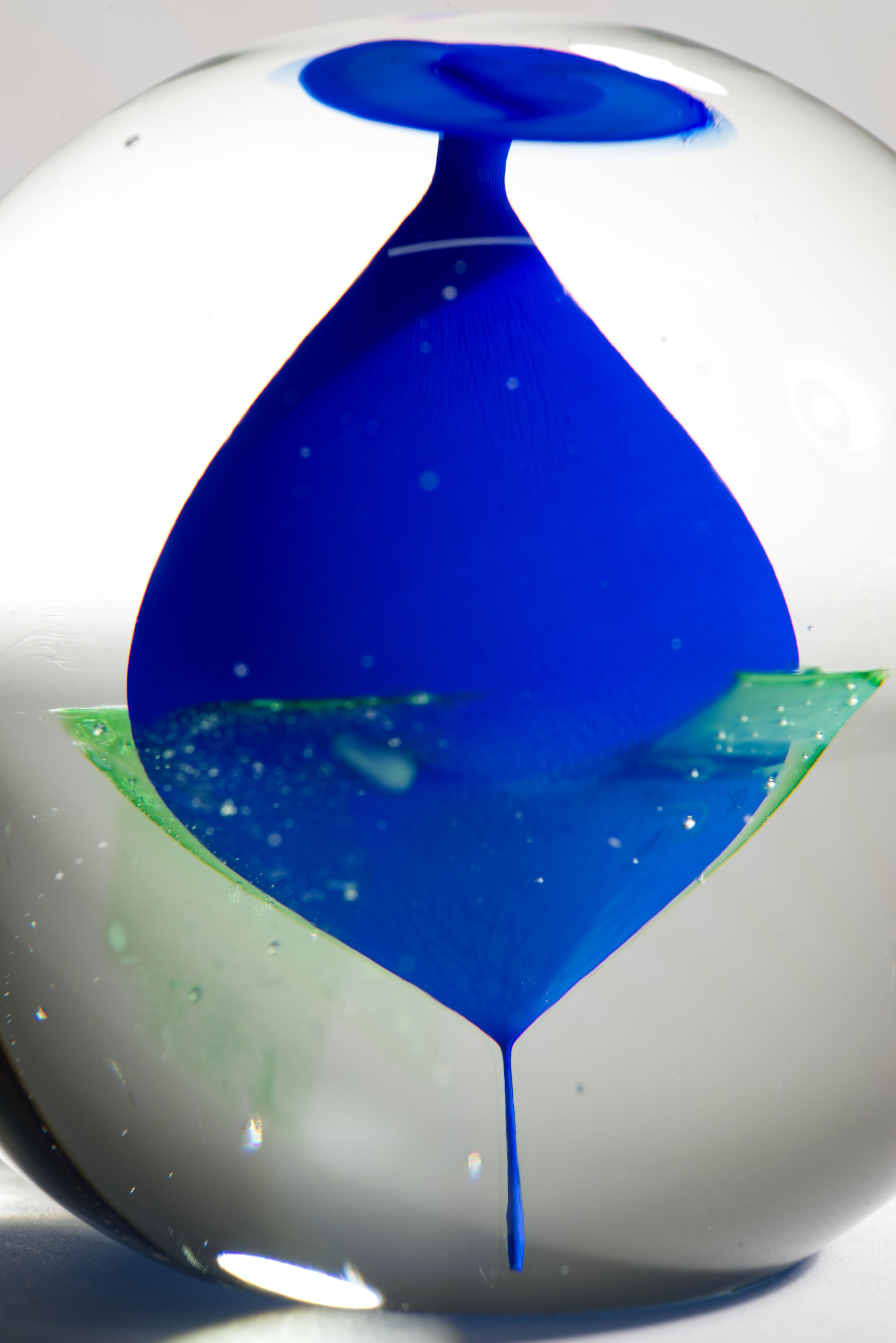 Fin du 20e siècle Grande sculpture abstraite en papier ou en verre de Beranek, signée en vente