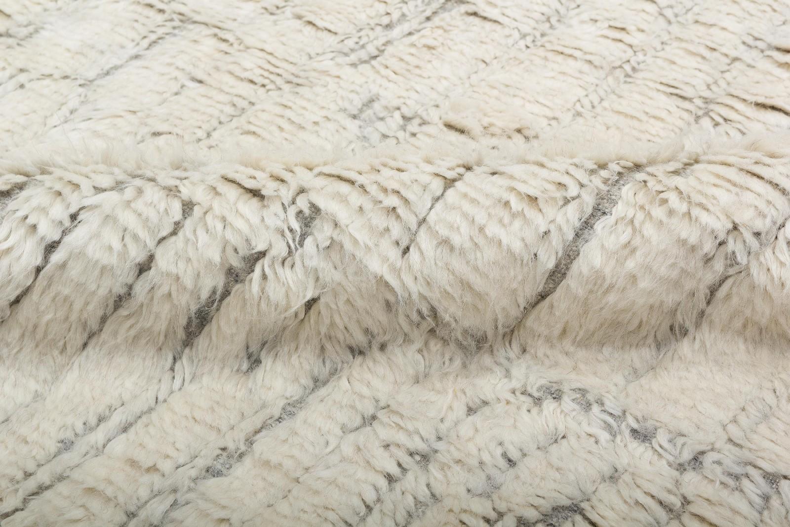 Zeitgenössischer handgeknüpfter cremefarbener Berber-Teppich aus böhmischer Low-Pile-Wolle (Indisch) im Angebot