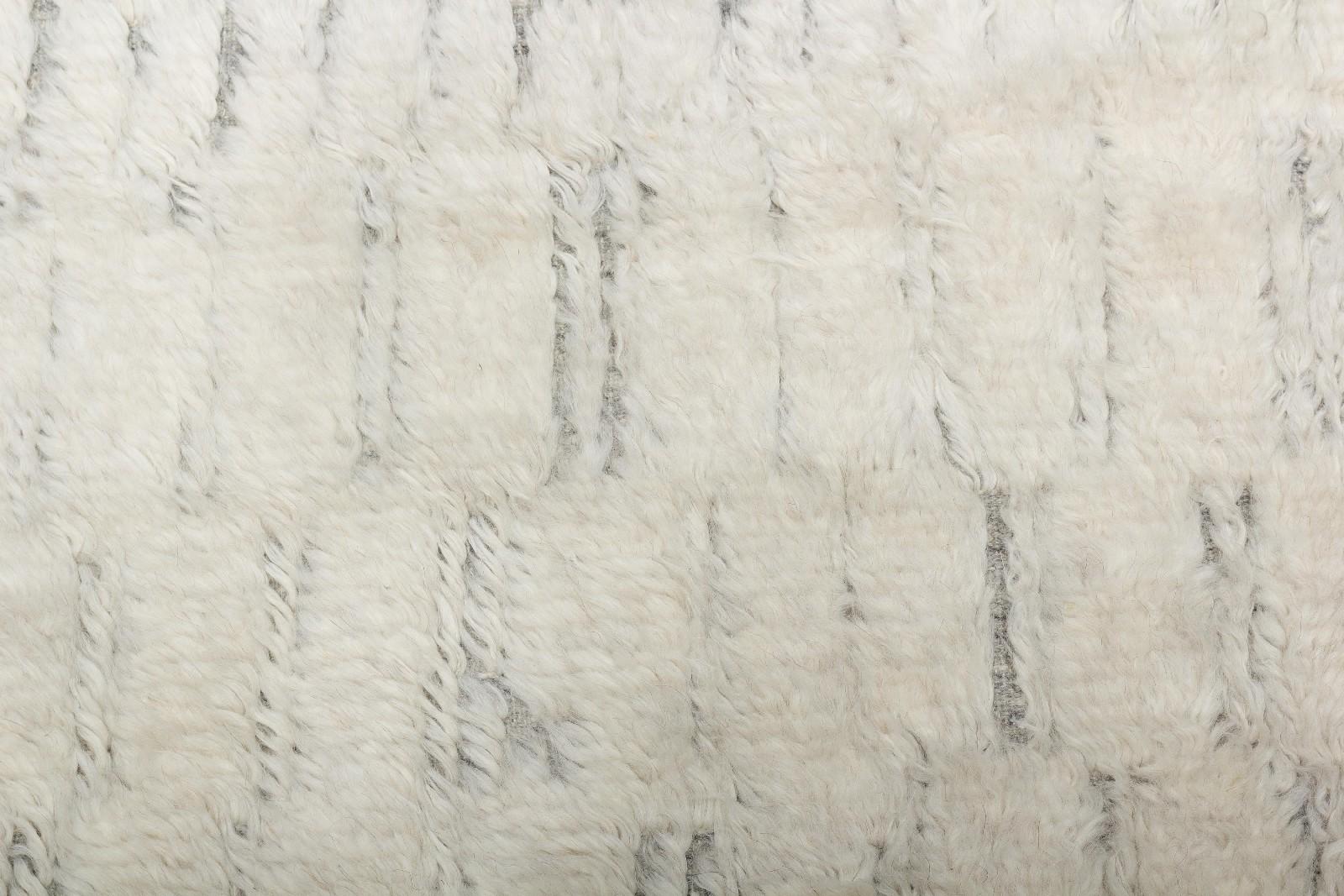 Zeitgenössischer handgeknüpfter cremefarbener Berber-Teppich aus böhmischer Low-Pile-Wolle (Handgewebt) im Angebot