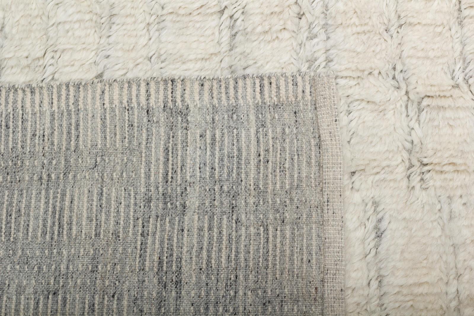 Tapis contemporain berbère bohème à poils bas en laine à poils longs, noué à la main, crème Neuf - En vente à New York, NY