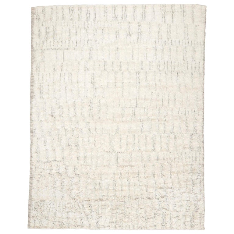 Minimalist Berber Bohemian Low-Pile Wool Shag Hand knotted Ivory Rug For Sale