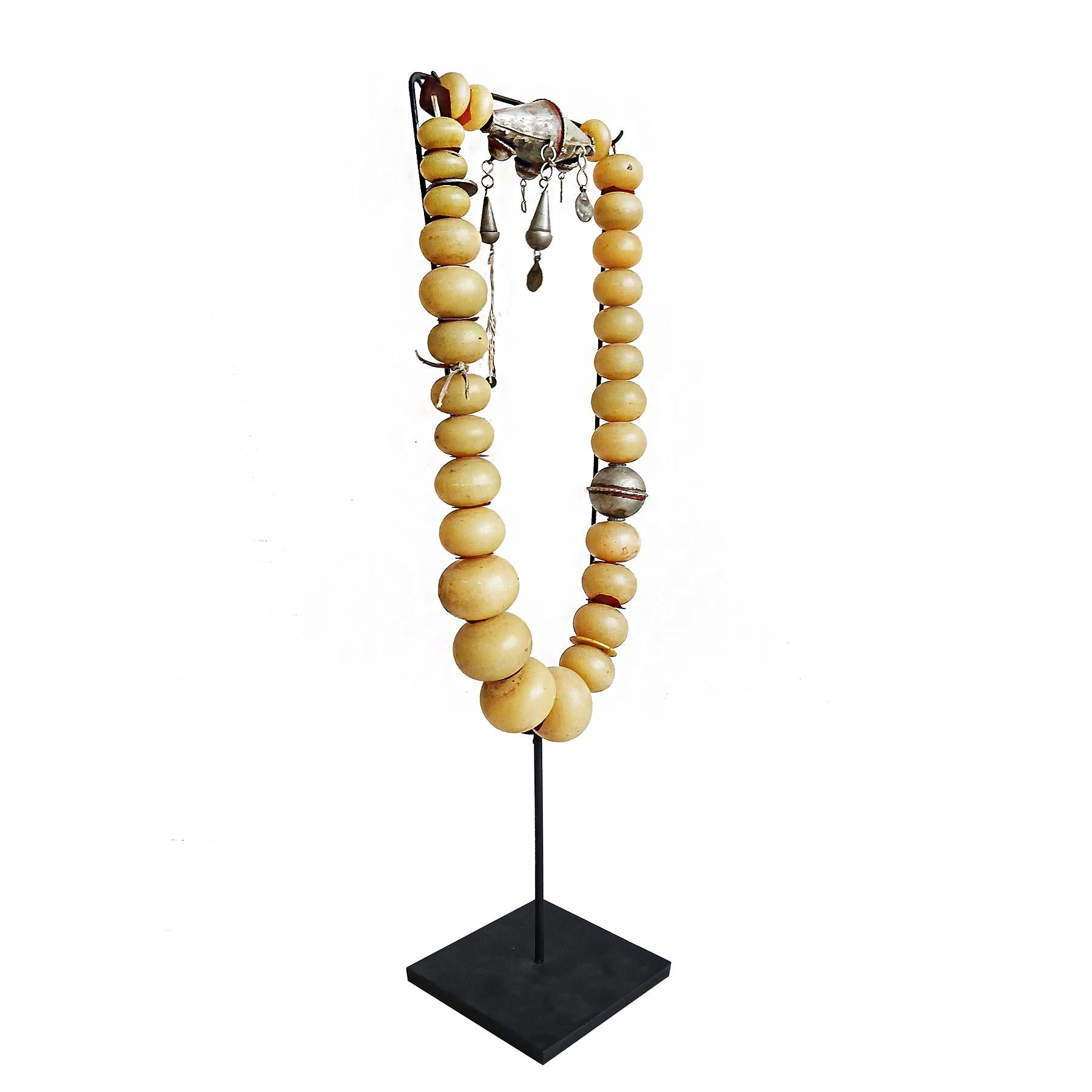 Berber Copal Amber and Silver Necklace, Early 20th Century For Sale 1