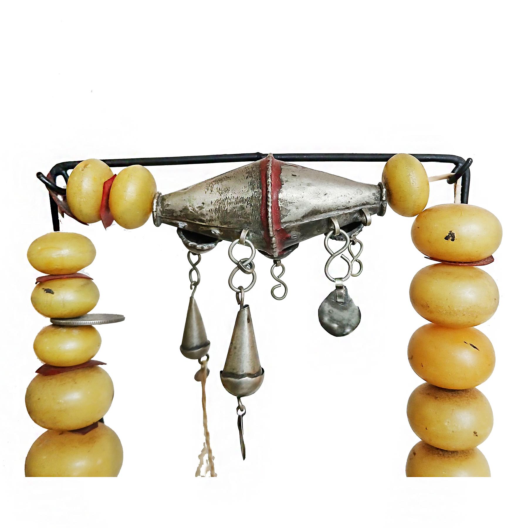 Berber Copal Amber and Silver Necklace, Early 20th Century For Sale 2