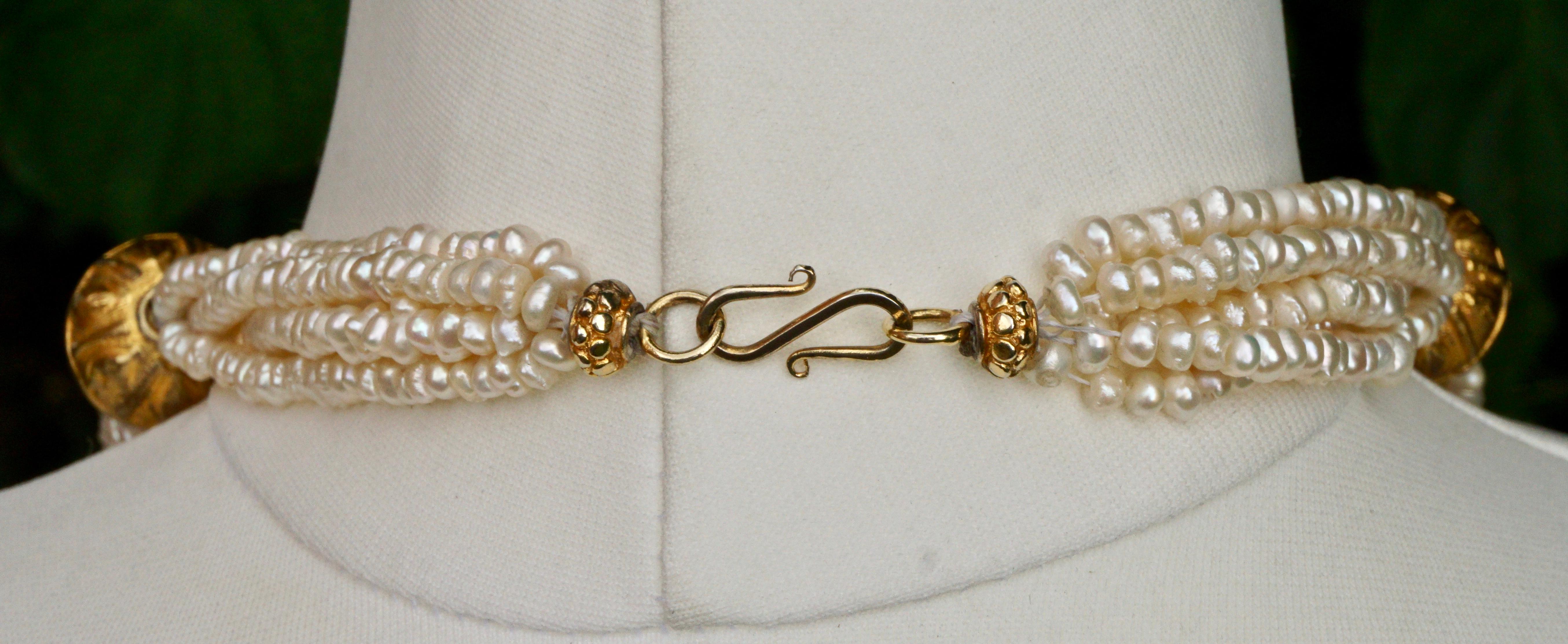 Taille ovale Collier de perles d'eau douce Morrocan multi-rangs plaqué or berbère en vente