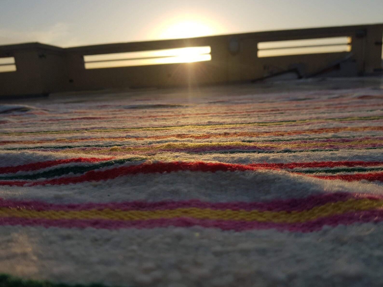 Tissé à la main Grand tapis berbère rayé des années 1970, fait à la main, style bohème nord-africain en vente