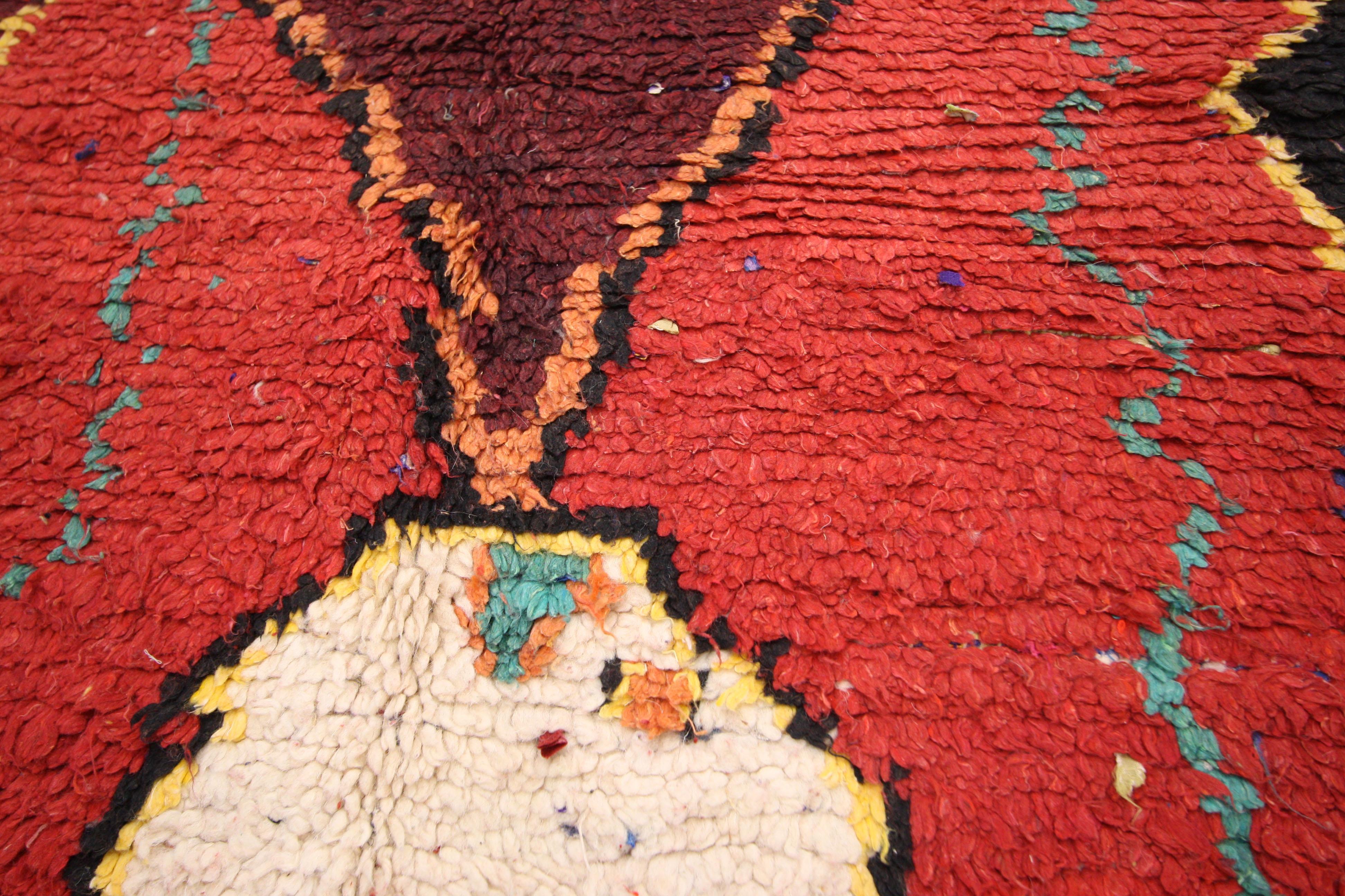 Zeitgenössischer marokkanischer Berberteppich im Stammesstil, Red Shag Hallway-Läufer (Stammeskunst) im Angebot