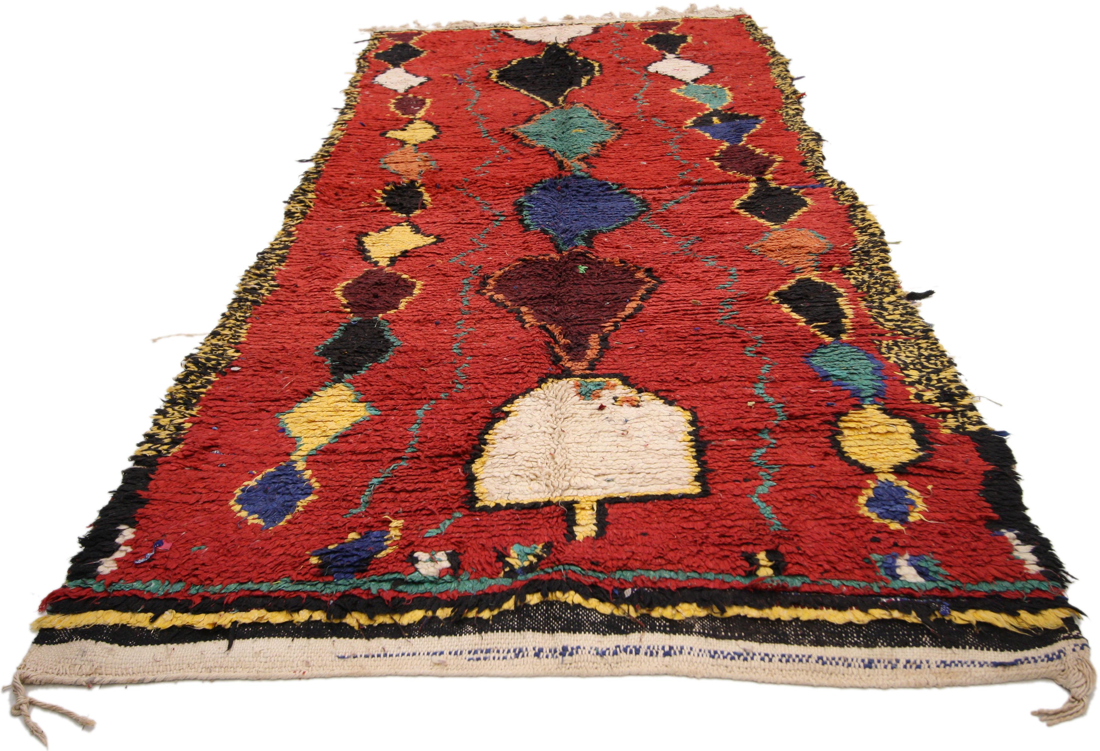 Zeitgenössischer marokkanischer Berberteppich im Stammesstil, Red Shag Hallway-Läufer (Marokkanisch) im Angebot