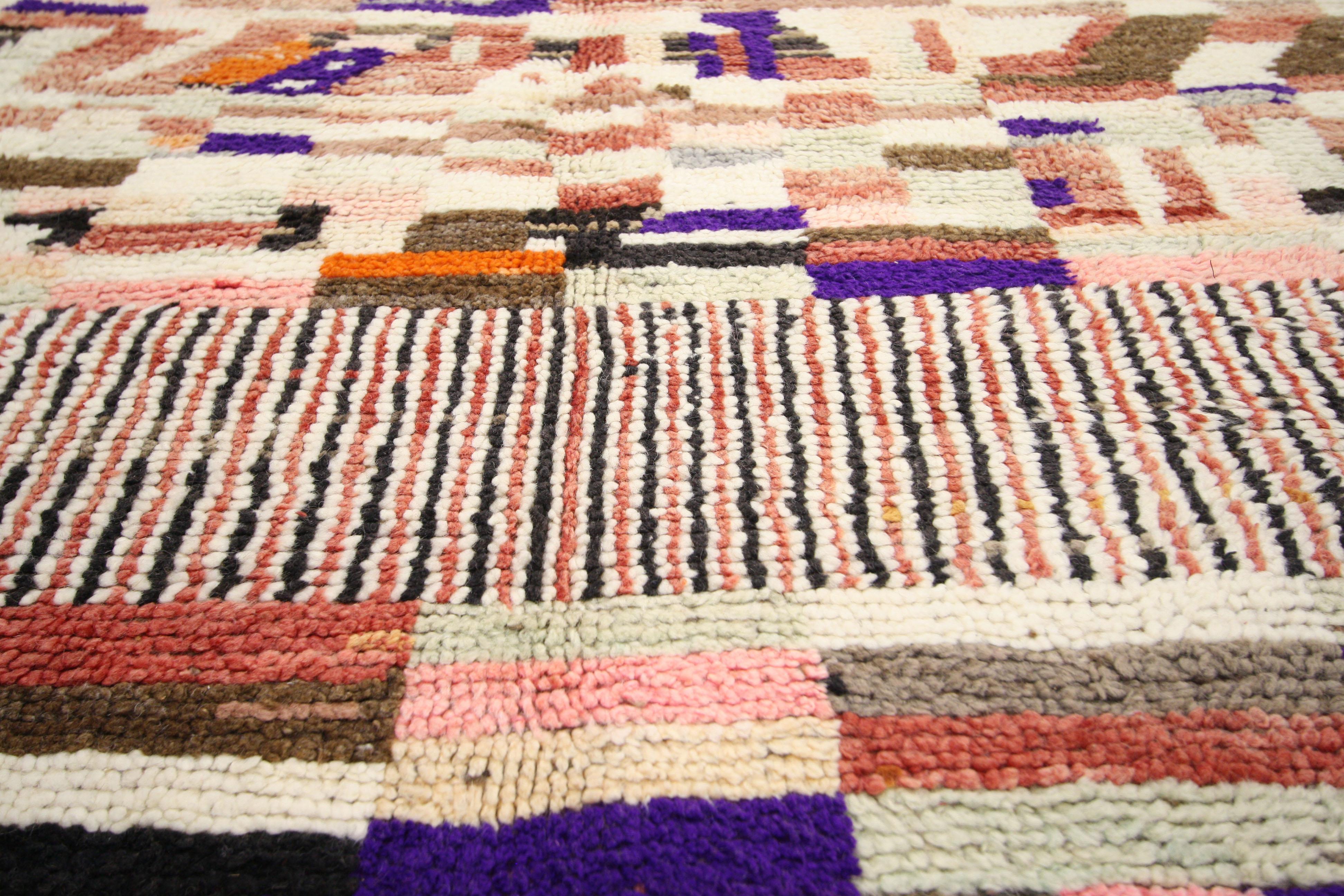 Berber Moroccan Rehamna Rug with Bohemian Abstract Expressionist Style In Good Condition For Sale In Dallas, TX