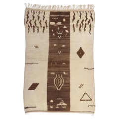 Alfombra marroquí vintage neutra, la modernidad de mediados de siglo se mezcla con el wabi-sabi
