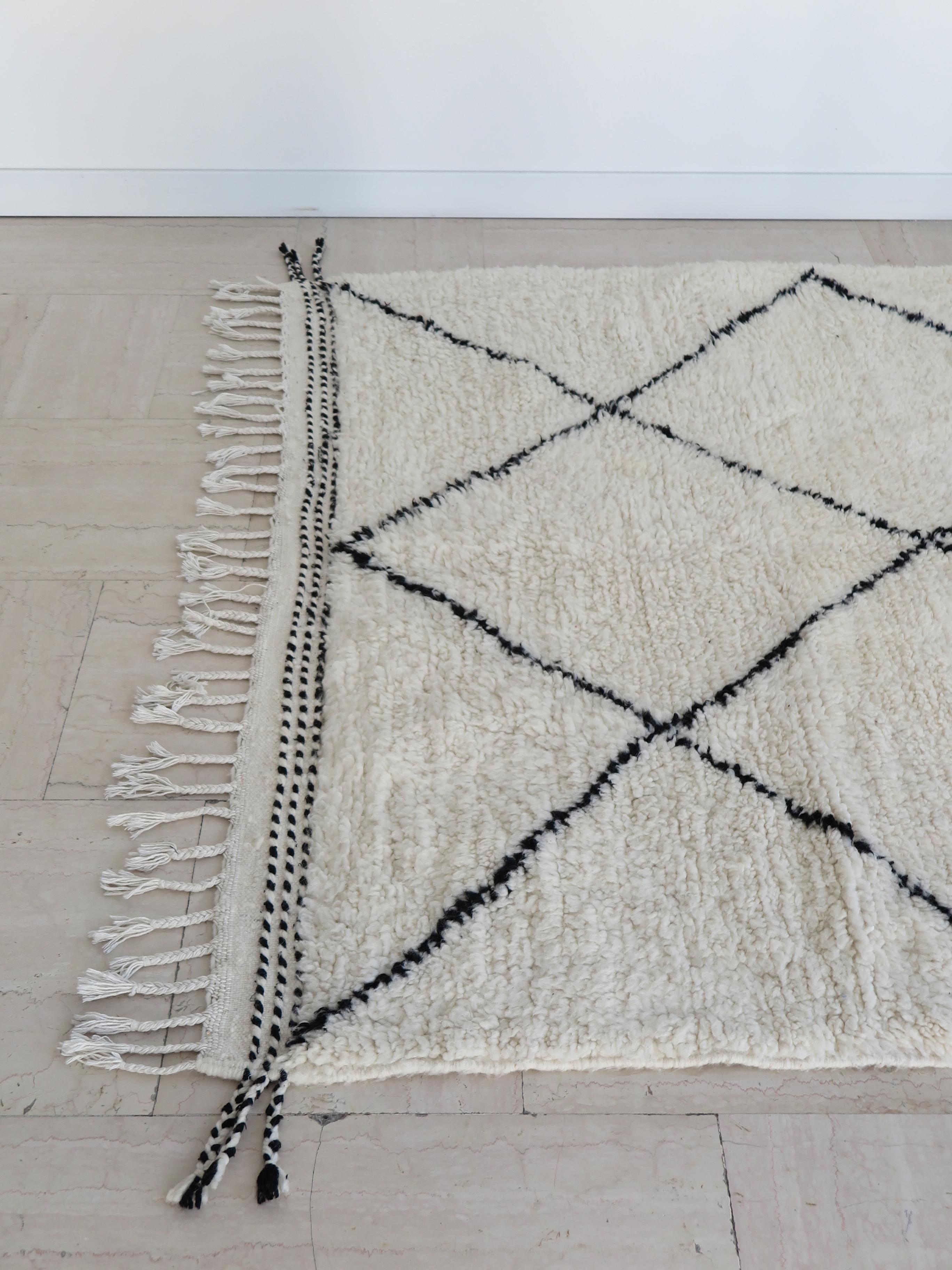 Berber Nord Africa Black & White Wool Carpert Rug 2000s In Excellent Condition For Sale In Reggio Emilia, IT