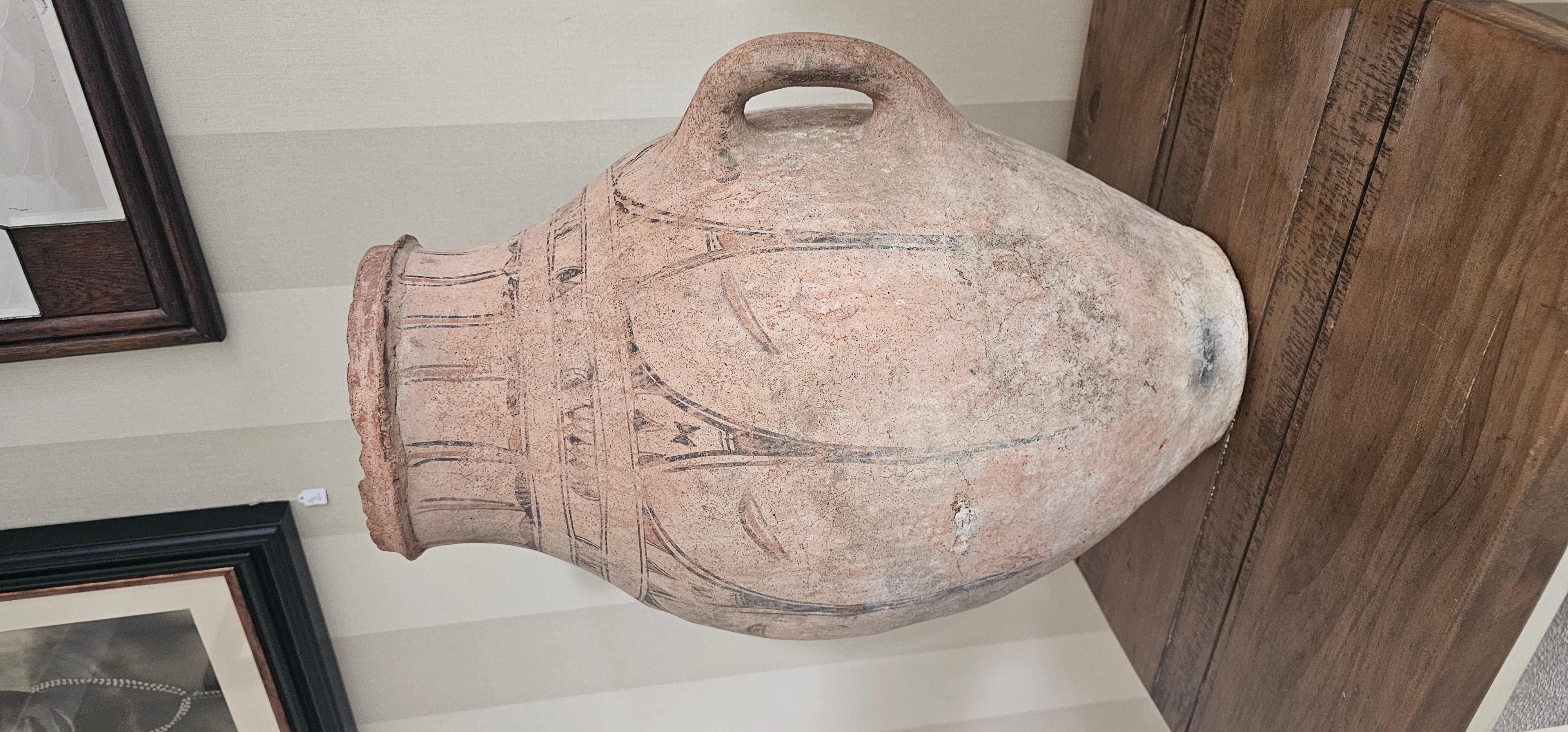 Il s'agit d'un  Très bel exemple de récipient à olives du peuple berbère de l'Atlas marocain. Sculptée dans l'argile locale et décorée de draperies de mariage berbères. Ex collection française Marseille
Fin du 19e siècle en très bon état. Une belle