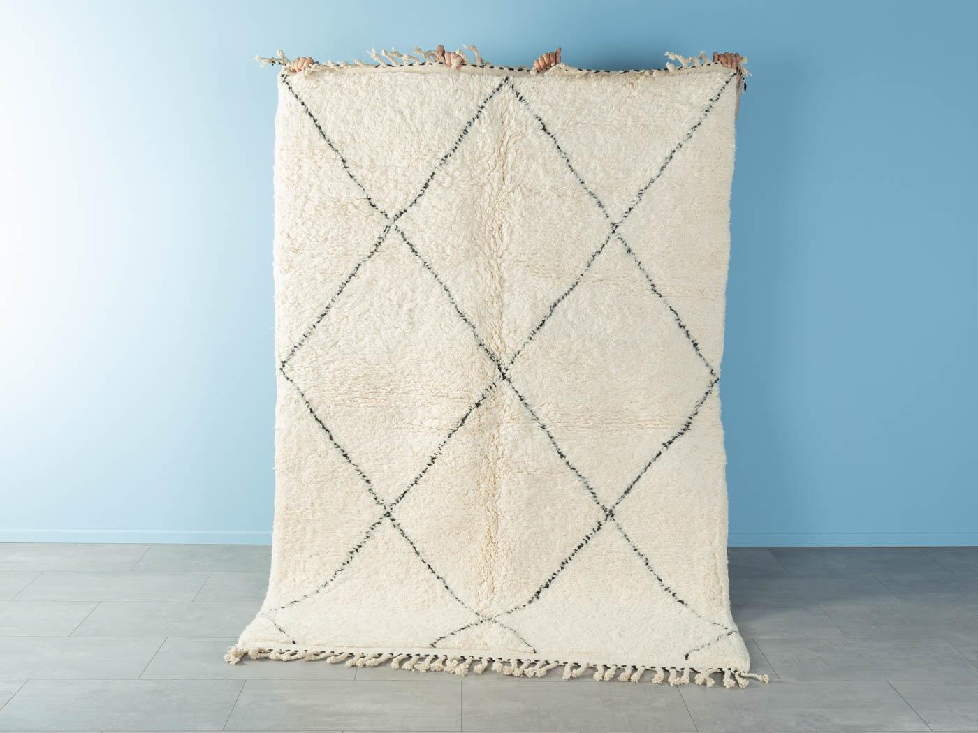 Midi Beni ist ein moderner Teppich aus 100% Wolle - dick und weich, angenehm zu tragen. Unsere Berberteppiche werden von Amazigh-Frauen im Atlasgebirge handgewebt und handgeknüpft. Diese Gemeinschaften stellen schon seit Tausenden von Jahren