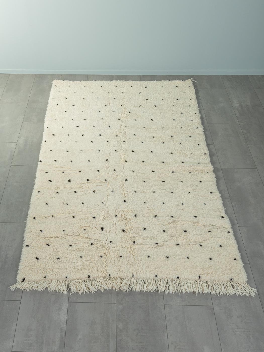 Dalmatian II est un tapis contemporain 100% laine - épais et doux, confortable sous le pied. Nos tapis berbères sont tissés et noués à la main par des femmes amazighes dans les montagnes de l'Atlas. Ces communautés fabriquent des tapis depuis des