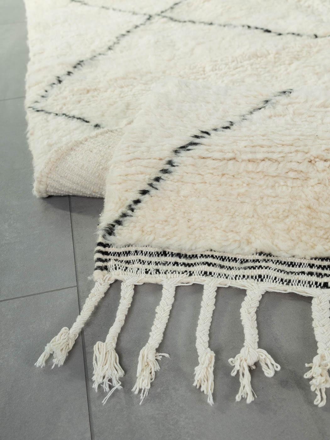 Beni Ourain, handgefertigter Berberteppich aus 100 % Wolle im Zustand „Hervorragend“ im Angebot in Neuss, NW
