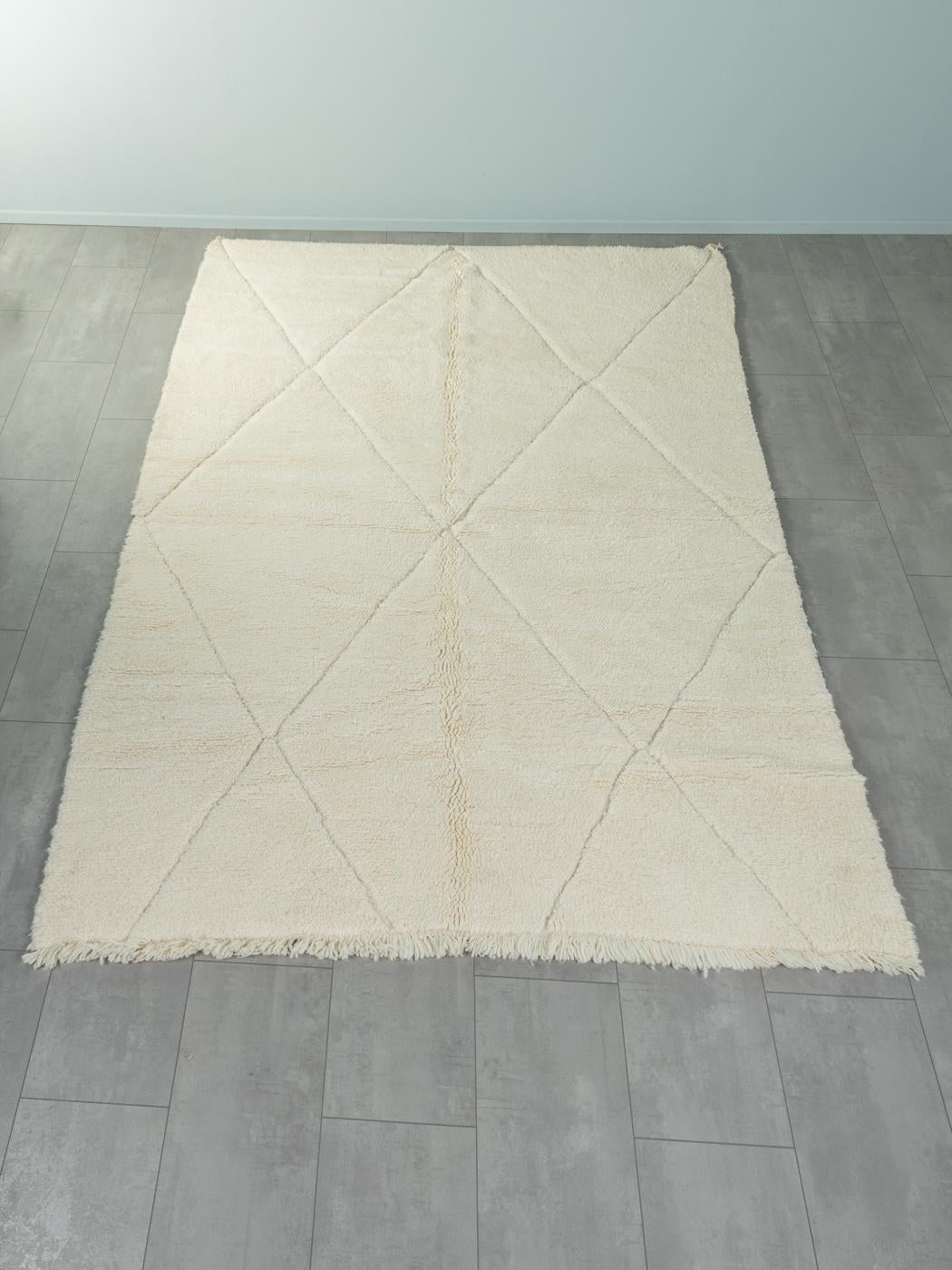 Light Beni II is a contemporary 100% wool rug – thick and soft, comfortable underfoot. Our Berber rugs are handwoven and handknotted by Amazigh women in the Atlas Mountains. These communities have been crafting rugs for thousands of years. One knot
