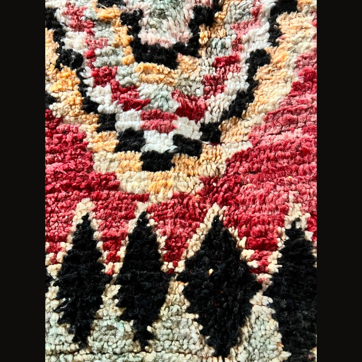 The basic motifs of the Boujad carpet are mostly typical Berber symbols, which are often distorted so that they sometimes acquire a completely abstract drawing. The boldness and creativity of the women of the Boujad region allow them to create
