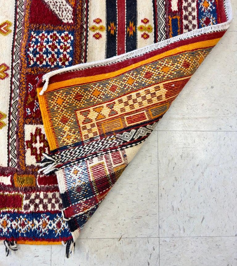 Boho Chic Lana Marroquí Tejida a Mano  Alfombra rectangular con diseño abstracto en venta 3