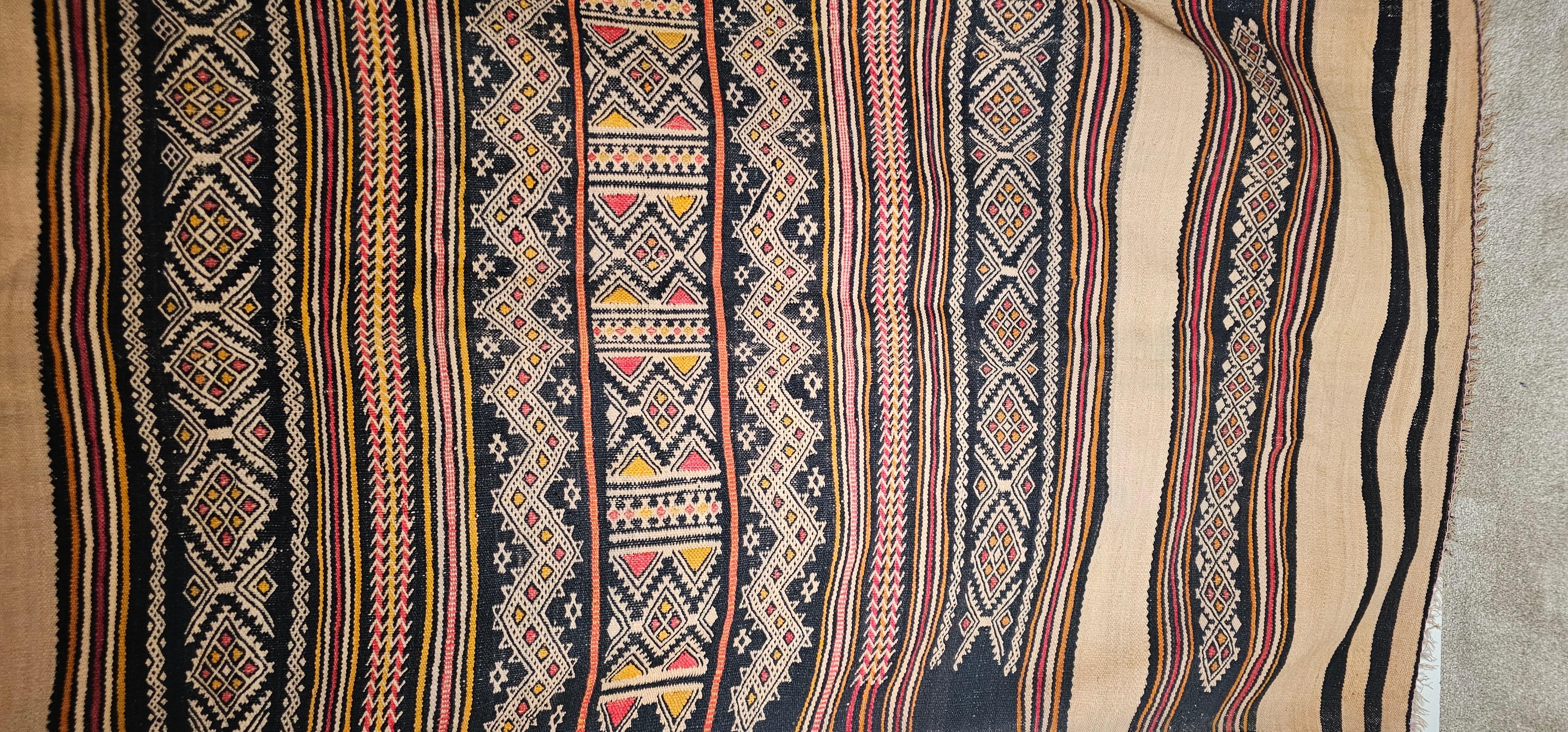 Questa è una bellissima coperta da matrimonio del popolo berbero delle montagne dell'Atlante in Marocco. 100% lana filata a mano e tinture naturali. La notte sulle montagne dell'Atlante può essere fredda, quindi è essenziale avere intorno a sé il