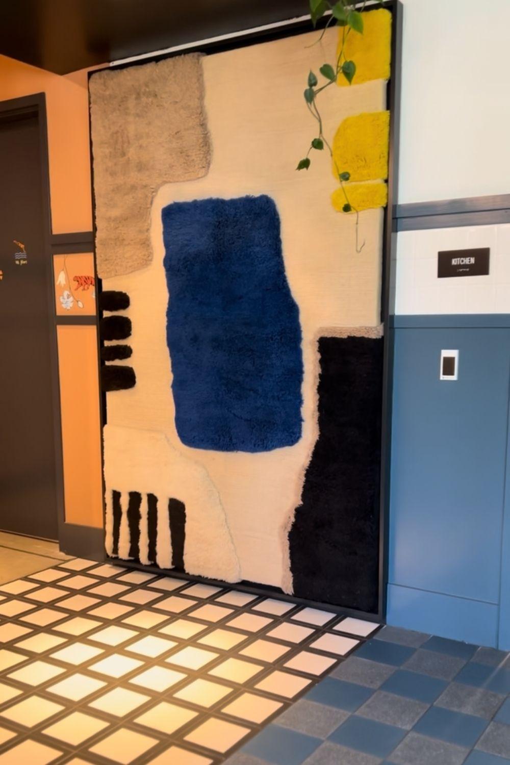 SOLSTICE Individueller Berberteppich aus Wolle Modern Handgewebt Groß Minimalistisch Zeitgenössisch im Zustand „Neu“ im Angebot in Hammamet, MA