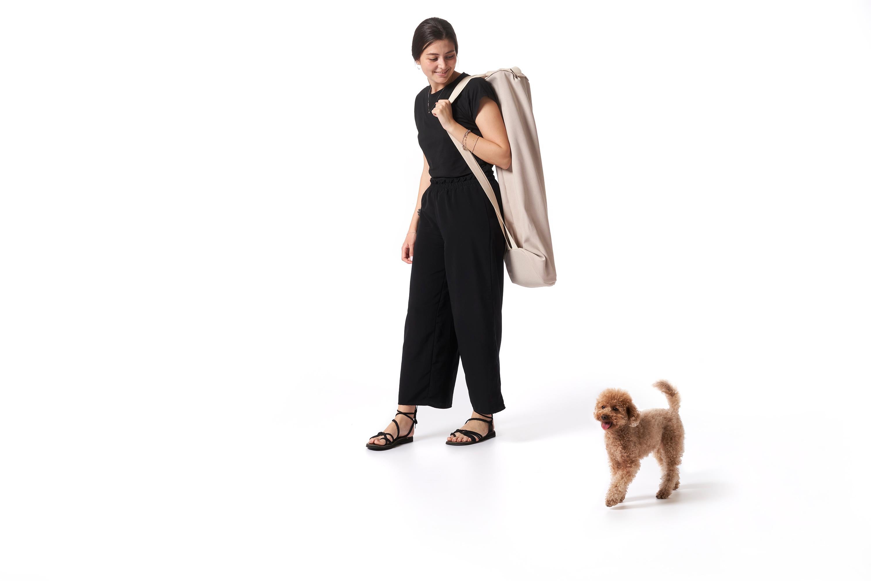 A bed for the relaxation of our furry friends, both at home and on the go. Berberé is the dog bed designed by Raffaella Mangiarotti for Opinion Ciatti which, with this brand new product, enters the world of pet furniture for the first time.