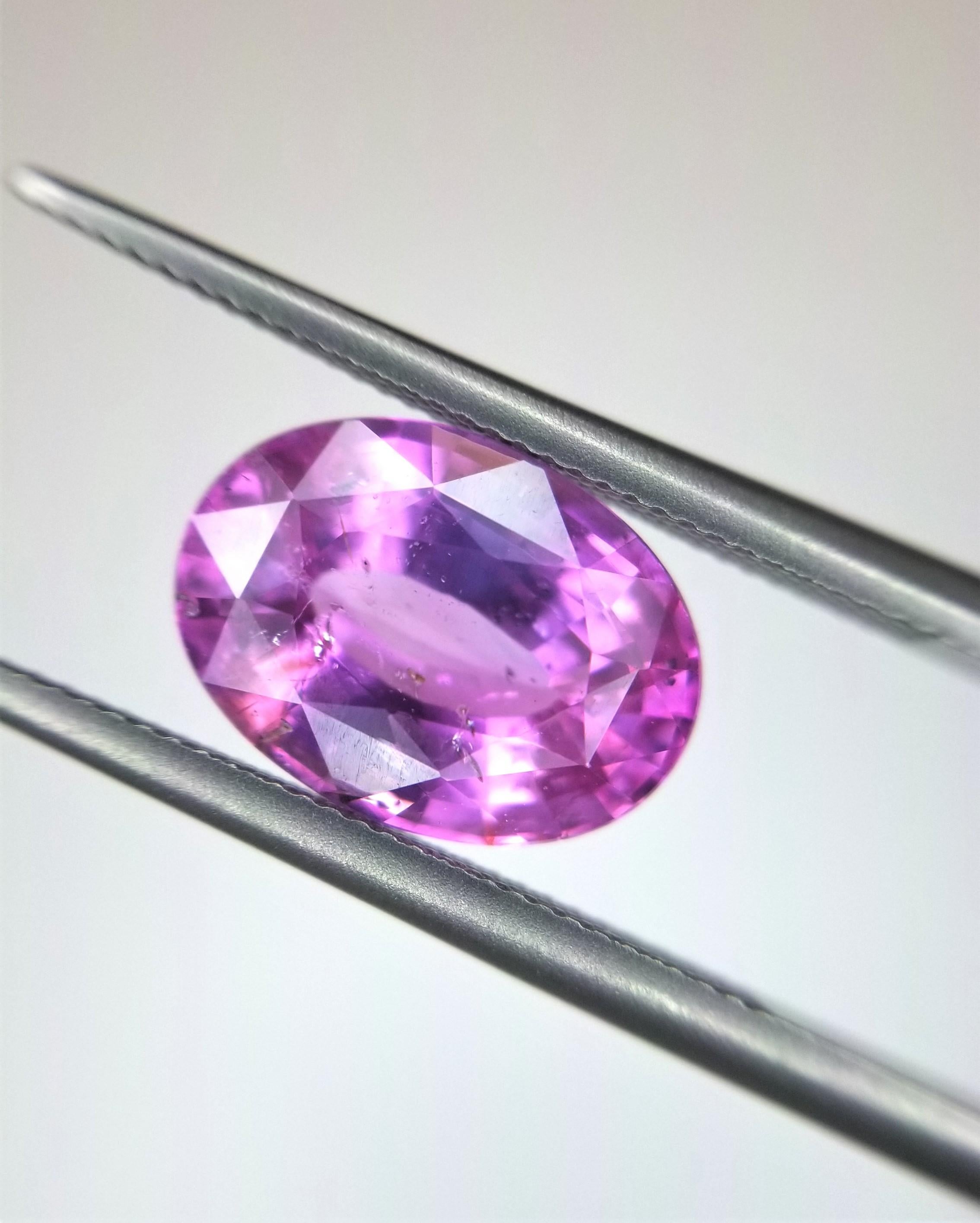 Diese maßgeschneiderte, mit einer Lünette versehene Halskette mit einem wunderschönen Berberyn-zertifizierten rosa Saphir mit 3,13 Karat im Ovalschliff misst 10,22 x 7,42 mm und kann in 18 Karat Roségold, 18 Karat Gelbgold oder 18 Karat Weißgold