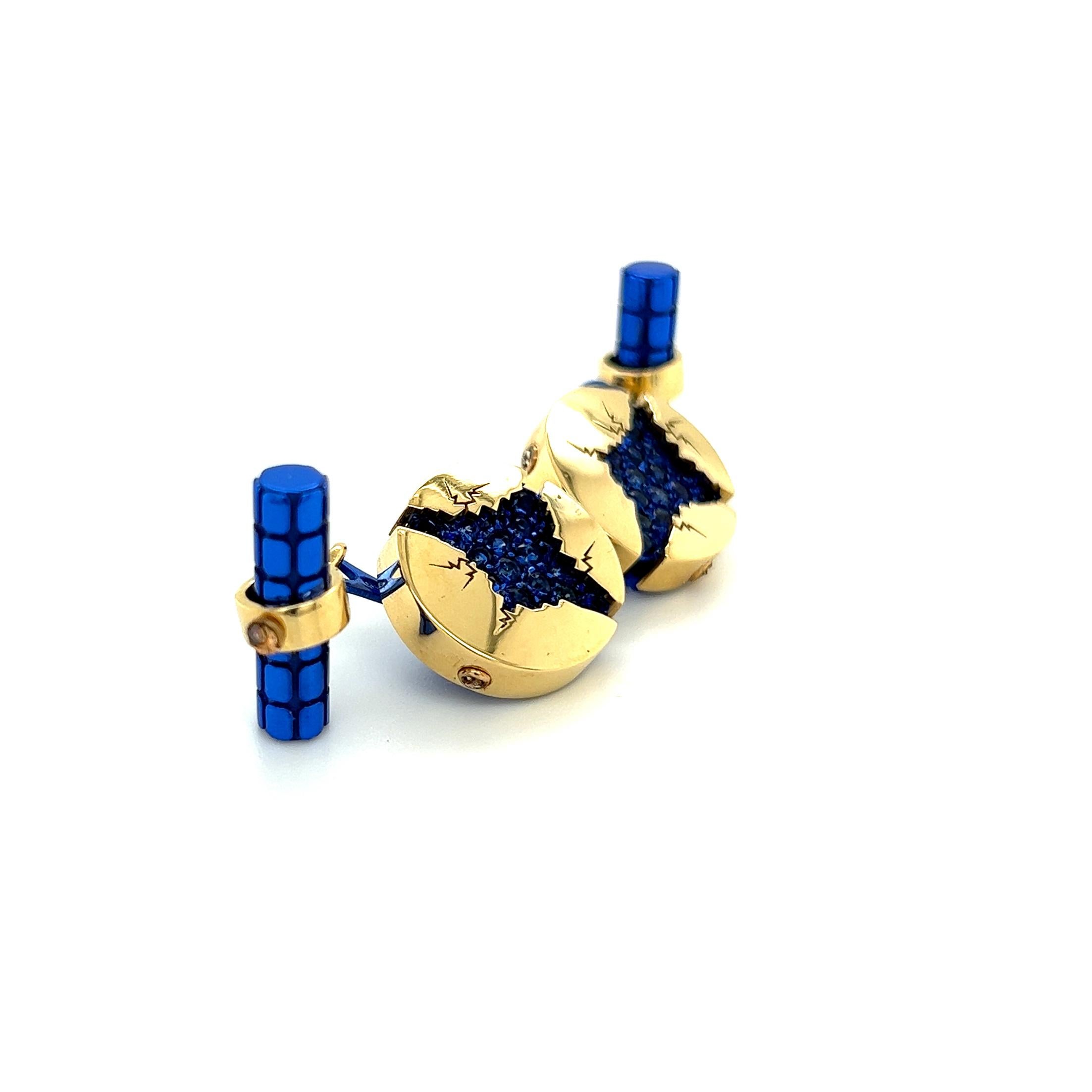Contemporary Berca 1.25 Carat Natural Blue Sapphire Oxydized Navy Blue Yellow Gold Cufflinks For Sale