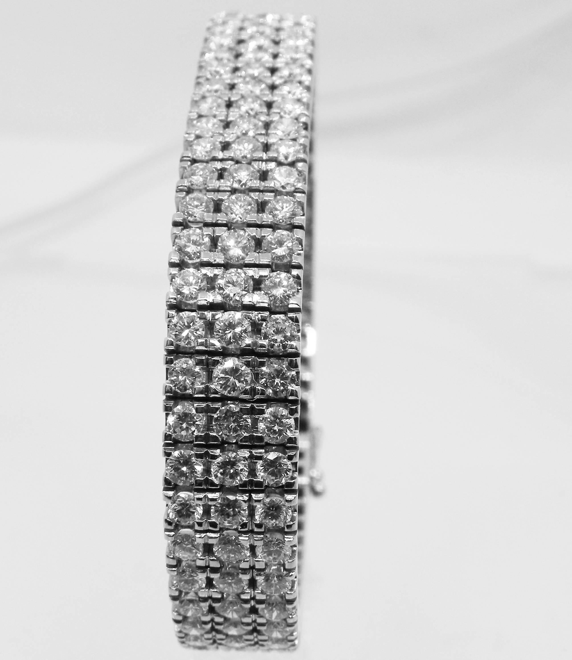 Bracelet de tennis à trois lignes des années 1980, unique en son genre, intemporel et original, orné de 174 diamants blancs de qualité supérieure, taille brillant, poids total 12,60 kt, 47,78 grammes, monture en or blanc 18 carats.
La qualité du