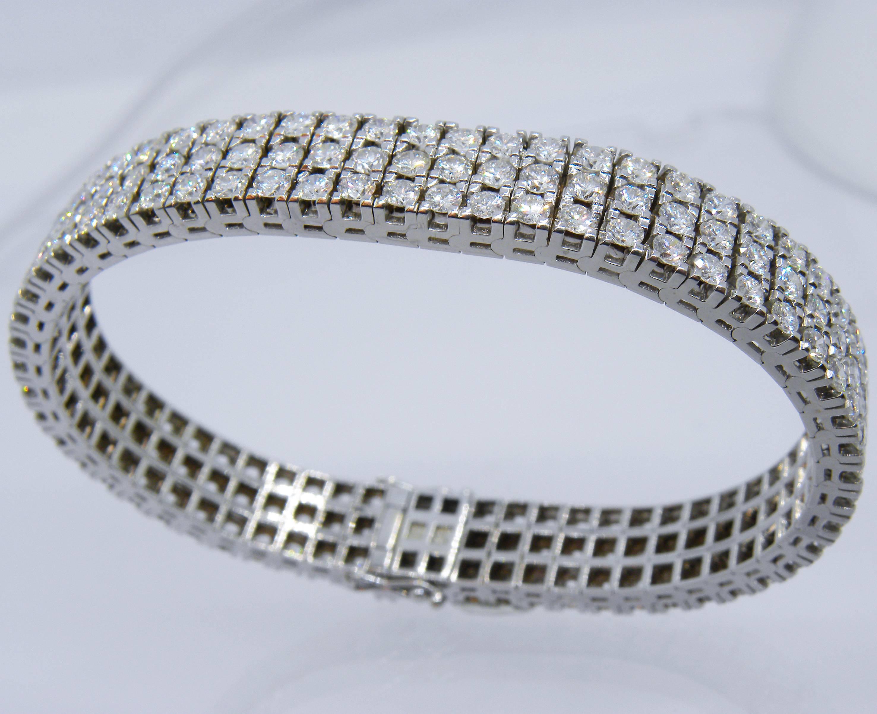 Taille brillant Berca Bracelet tennis à trois lignes en or blanc serti de diamants blancs de 12,60 carats 174 en vente