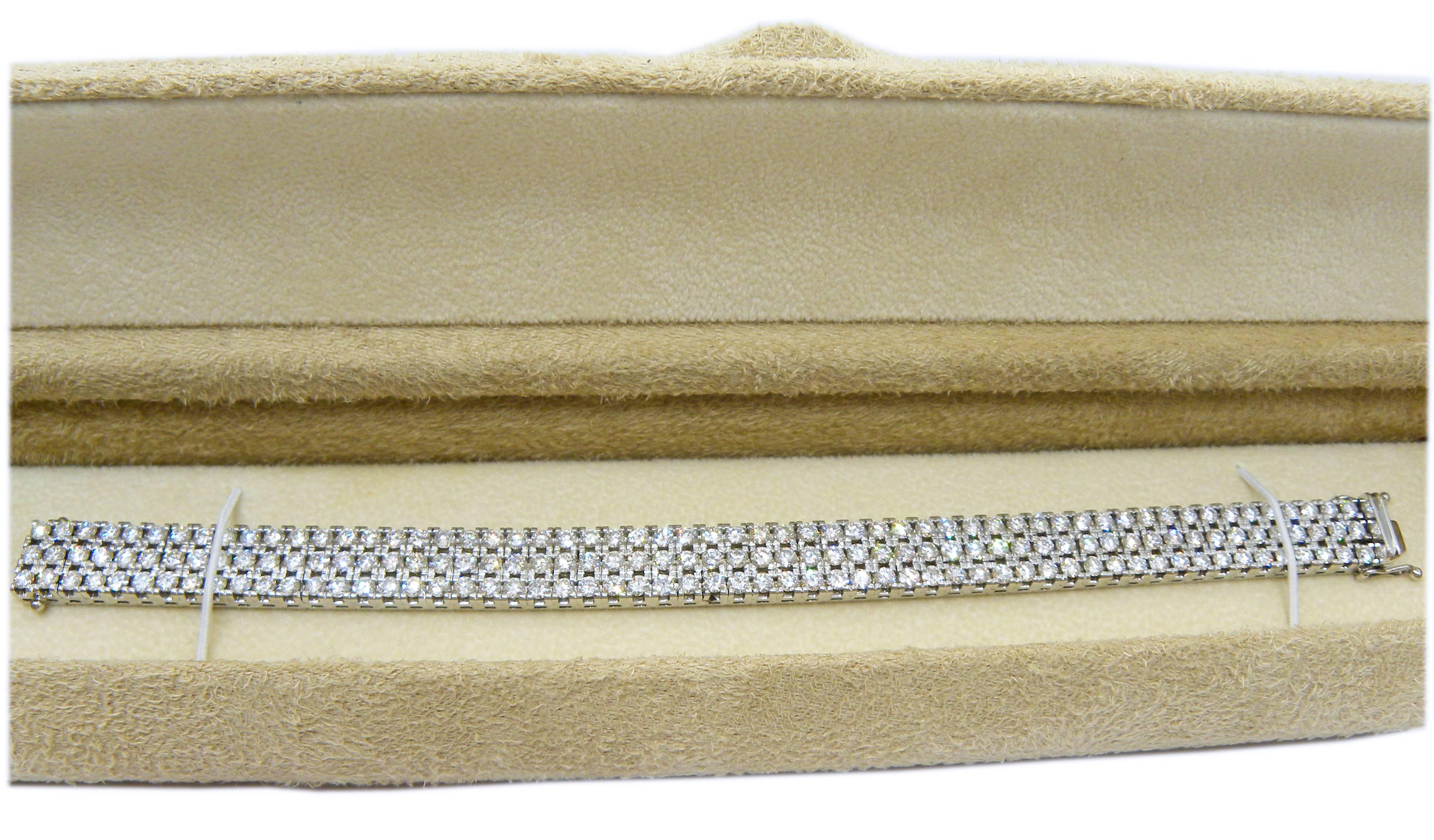 Berca Bracelet tennis à trois lignes en or blanc serti de diamants blancs de 12,60 carats 174 Pour femmes en vente