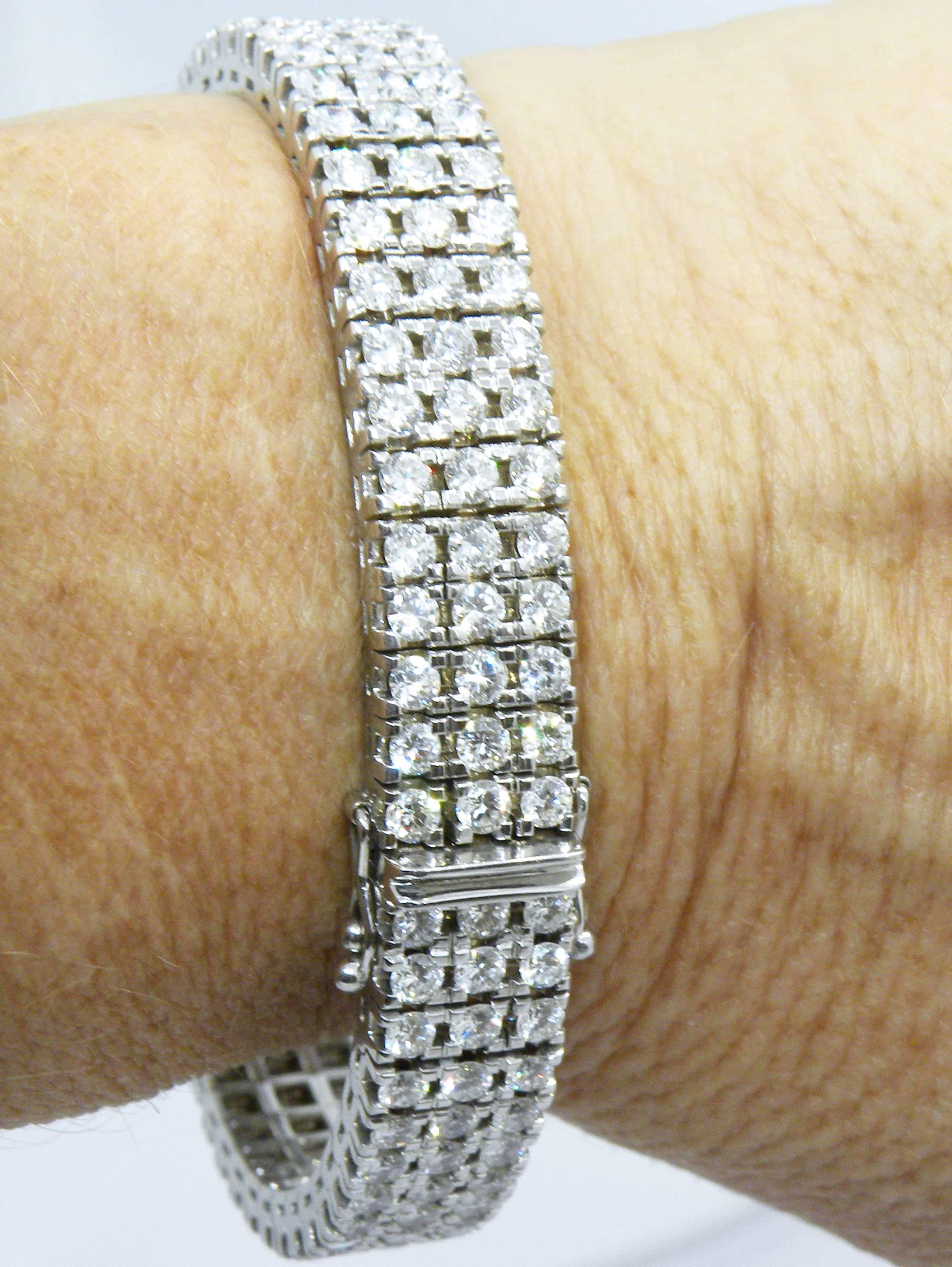 Berca Bracelet tennis à trois lignes en or blanc serti de diamants blancs de 12,60 carats 174 en vente 2