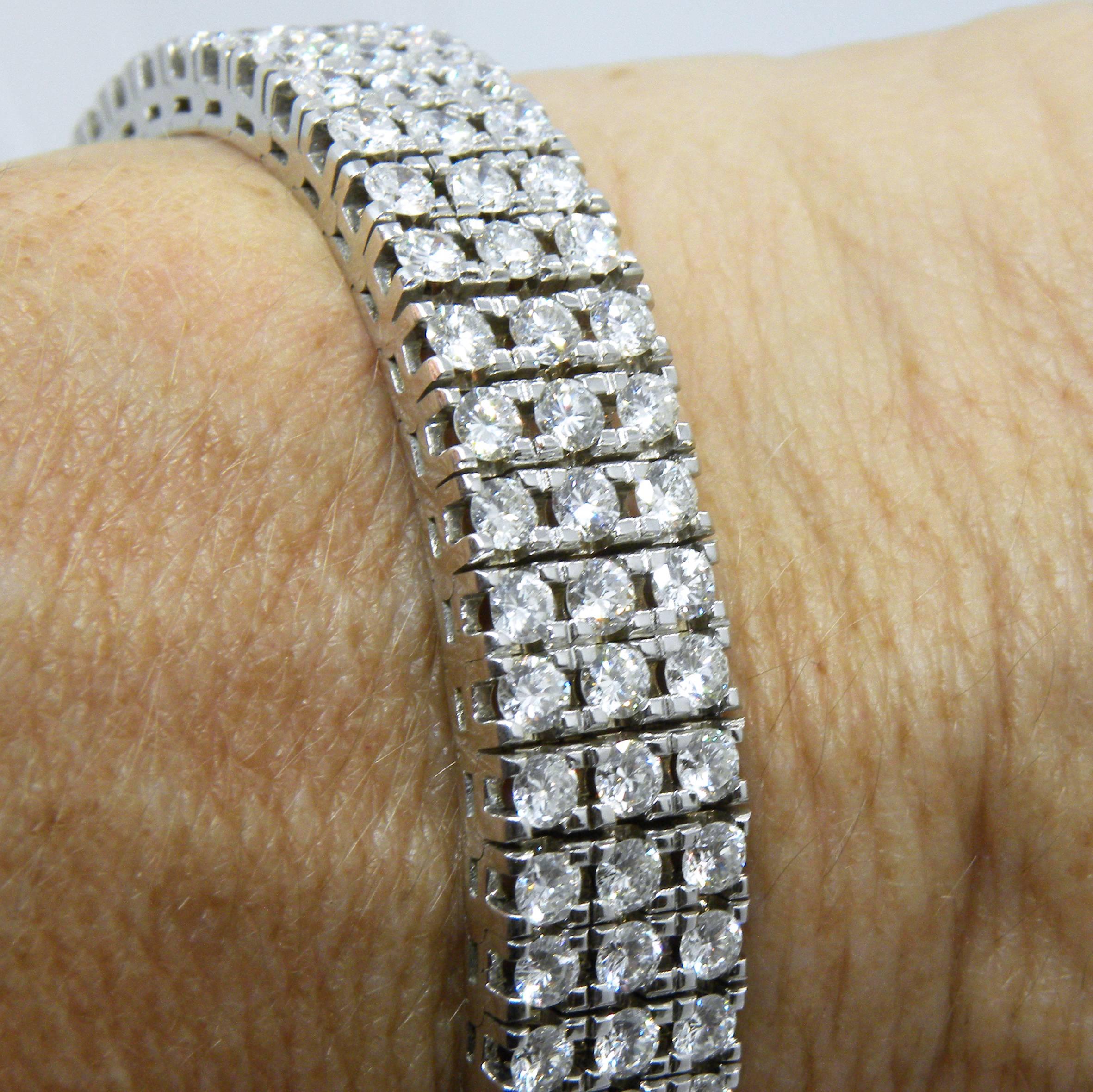 Berca Bracelet tennis à trois lignes en or blanc serti de diamants blancs de 12,60 carats 174 en vente 3