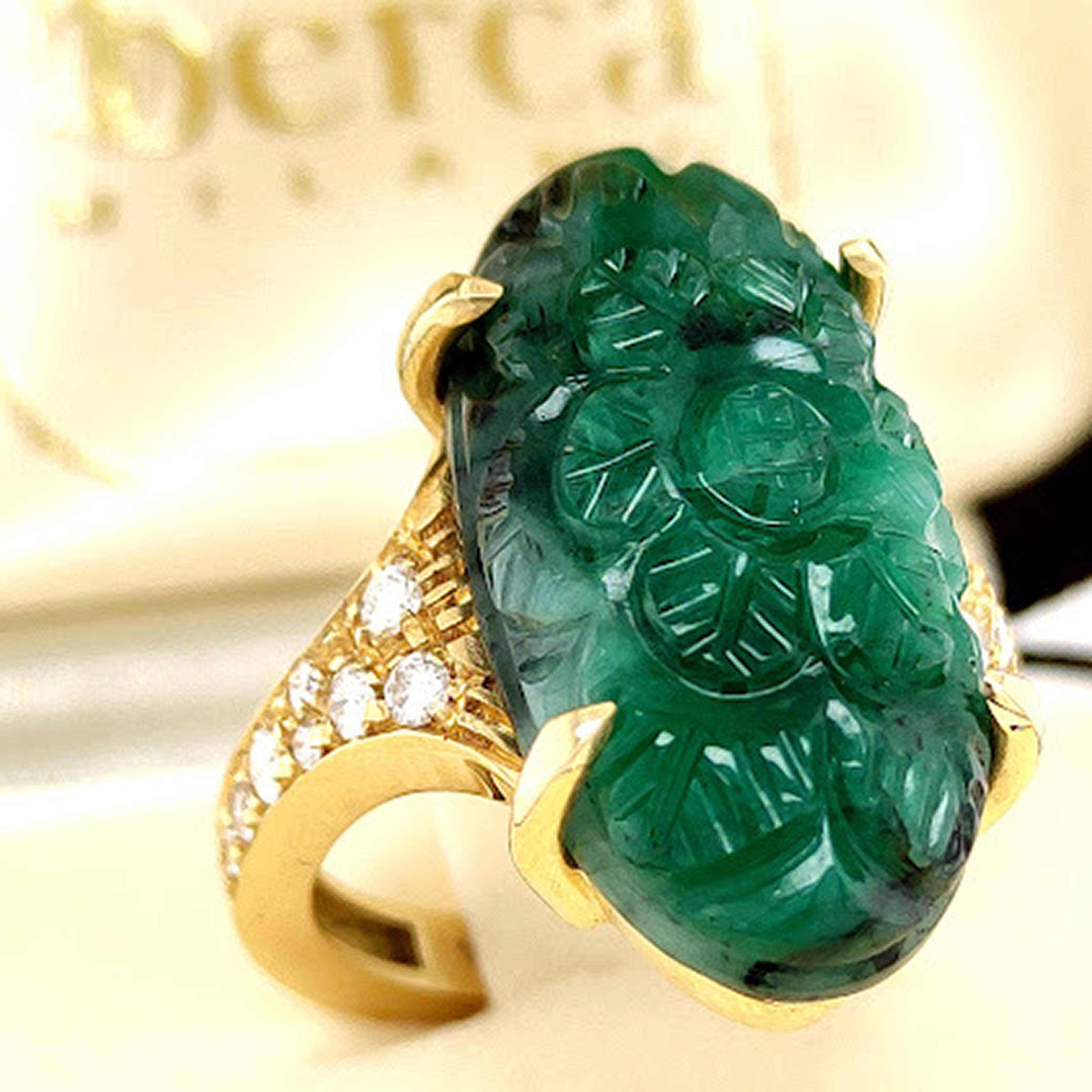 Contemporary Berca 16.38Kt Emerald Engraved Cabochon White Diamond Yellow Gold Cocktail Ring For Sale