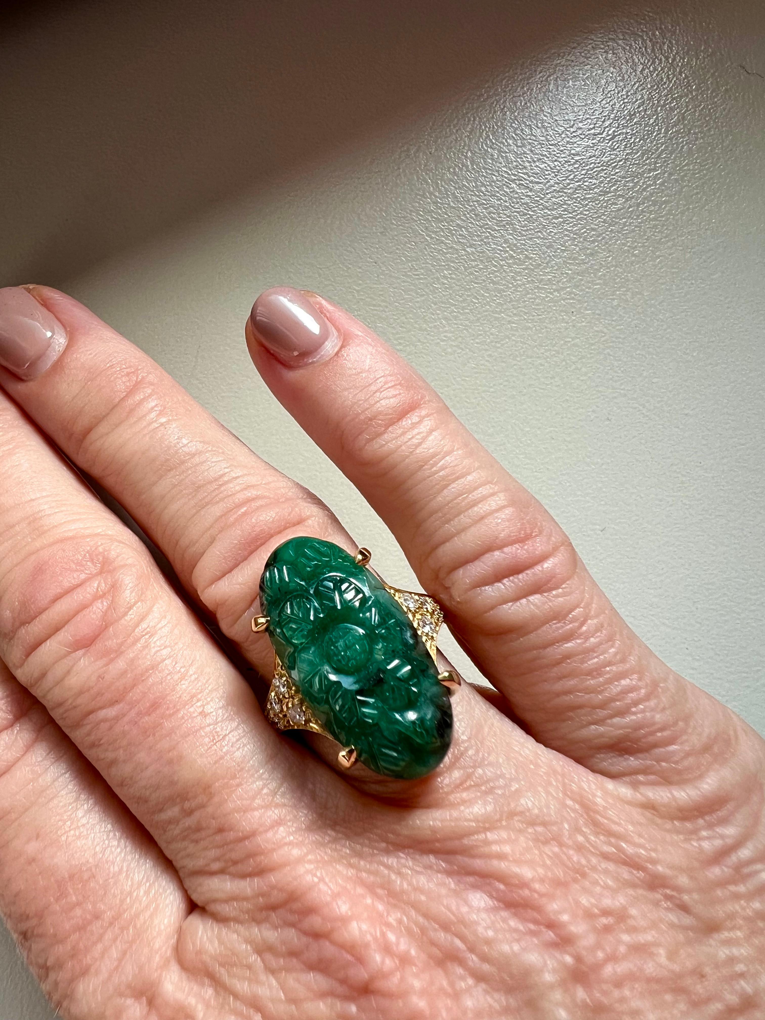 Berca 16.38Kt Emerald Engraved Cabochon White Diamond Yellow Gold Cocktail Ring In New Condition For Sale In Valenza, IT