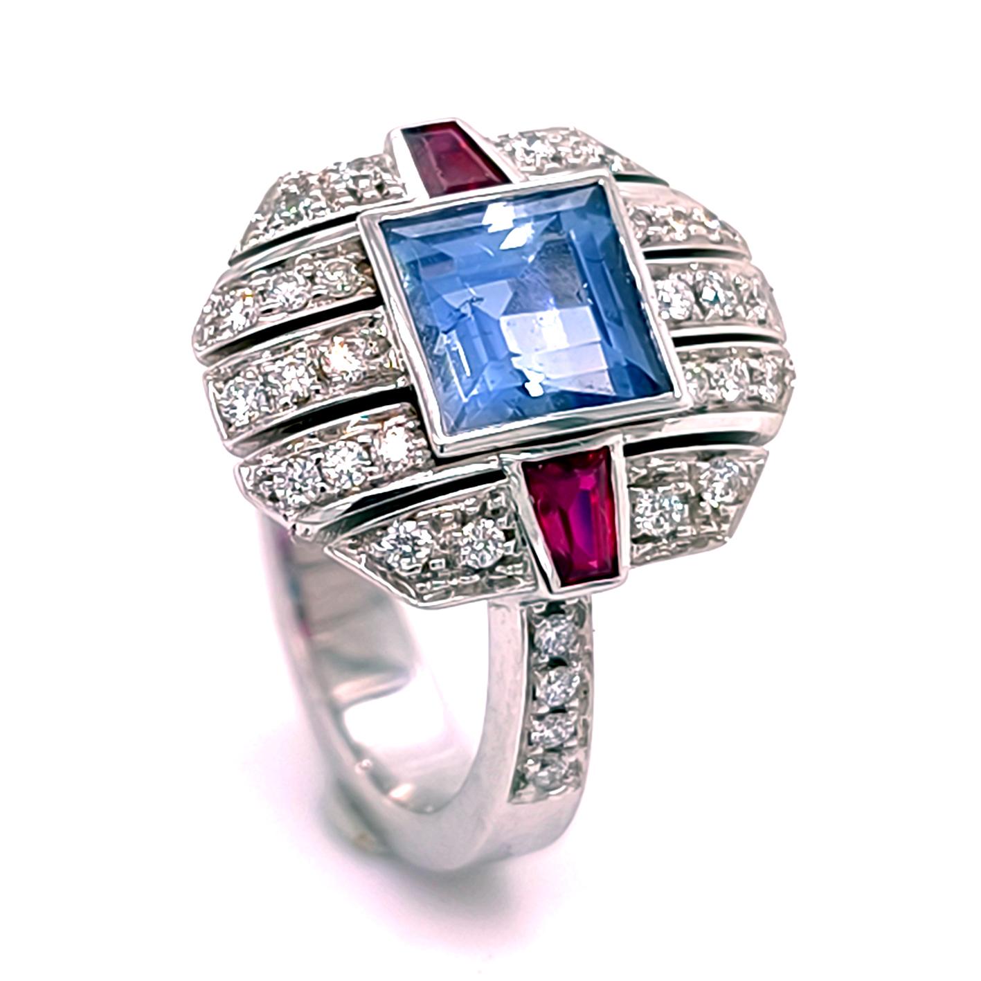 Superbe, certifié GIA,  Pas de chaleur  1.68Kt (6.53x6.50x4.02mm) Cornflower Blue Princess Cut Sapphire in a Top Quality (D-E, IF) 0.32Kt White Diamond Brilliant Cut, 0.32Kt Burma Ruby Tapered Baguette, Timeless 18k White Gold Setting Ring.
Comme