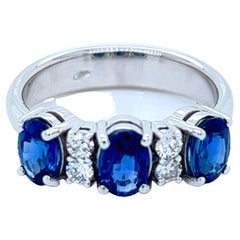 Berca 1,71 Karat Ovalschliff Blauer Saphir 0,20 Karat Weißer Diamant Dreisteinring