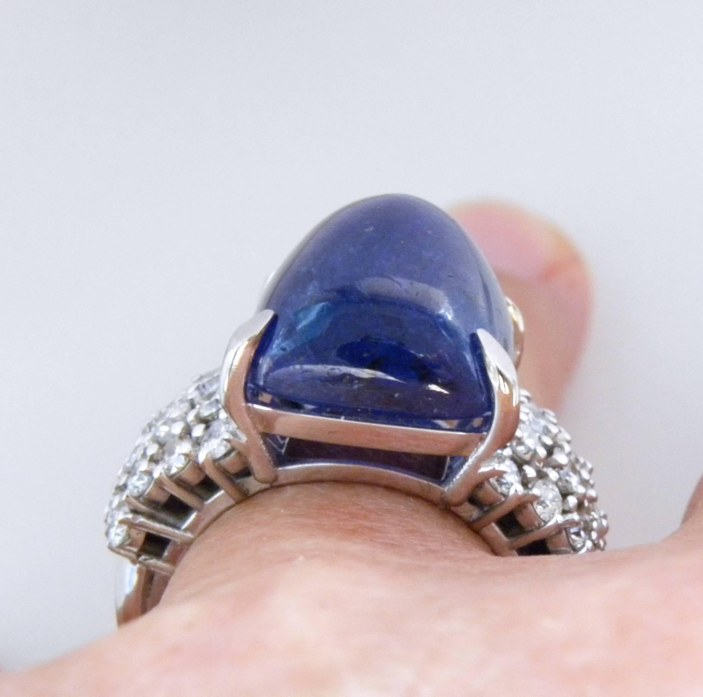 Berca 19.57 Kt Natural Tanzanite Cabochon White Diamond 18 Kt Gold Cocktail Ring In New Condition In Valenza, IT