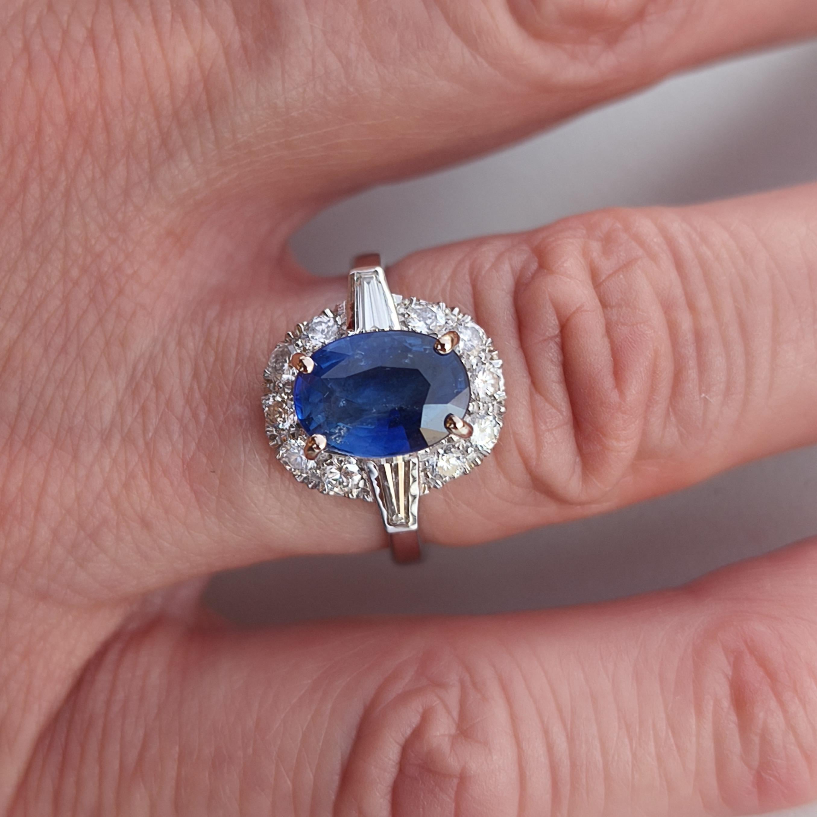 BERCA Anello con diamante taglio ovale con zaffiro blu reale certificato GIA da 2,07 kt in vendita 5