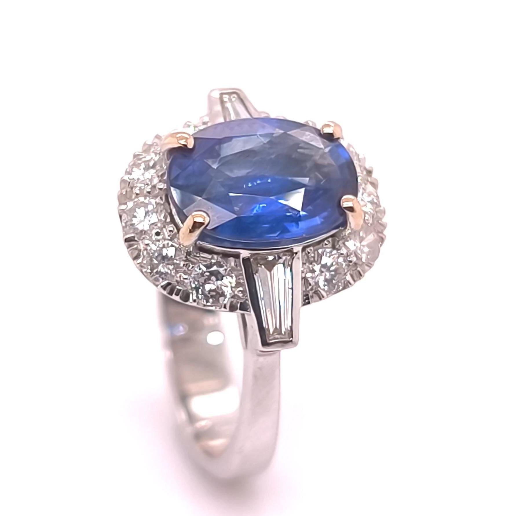 Splendido anello certificato GIA con uno zaffiro blu reale dal taglio ovale di 2,07 carati (9,68 x 6,93 x 3,54 mm), incastonato in un anello in oro bianco 18 carati circondato da 10 diamanti bianchi di alta qualità per un totale di 0,55 carati e due