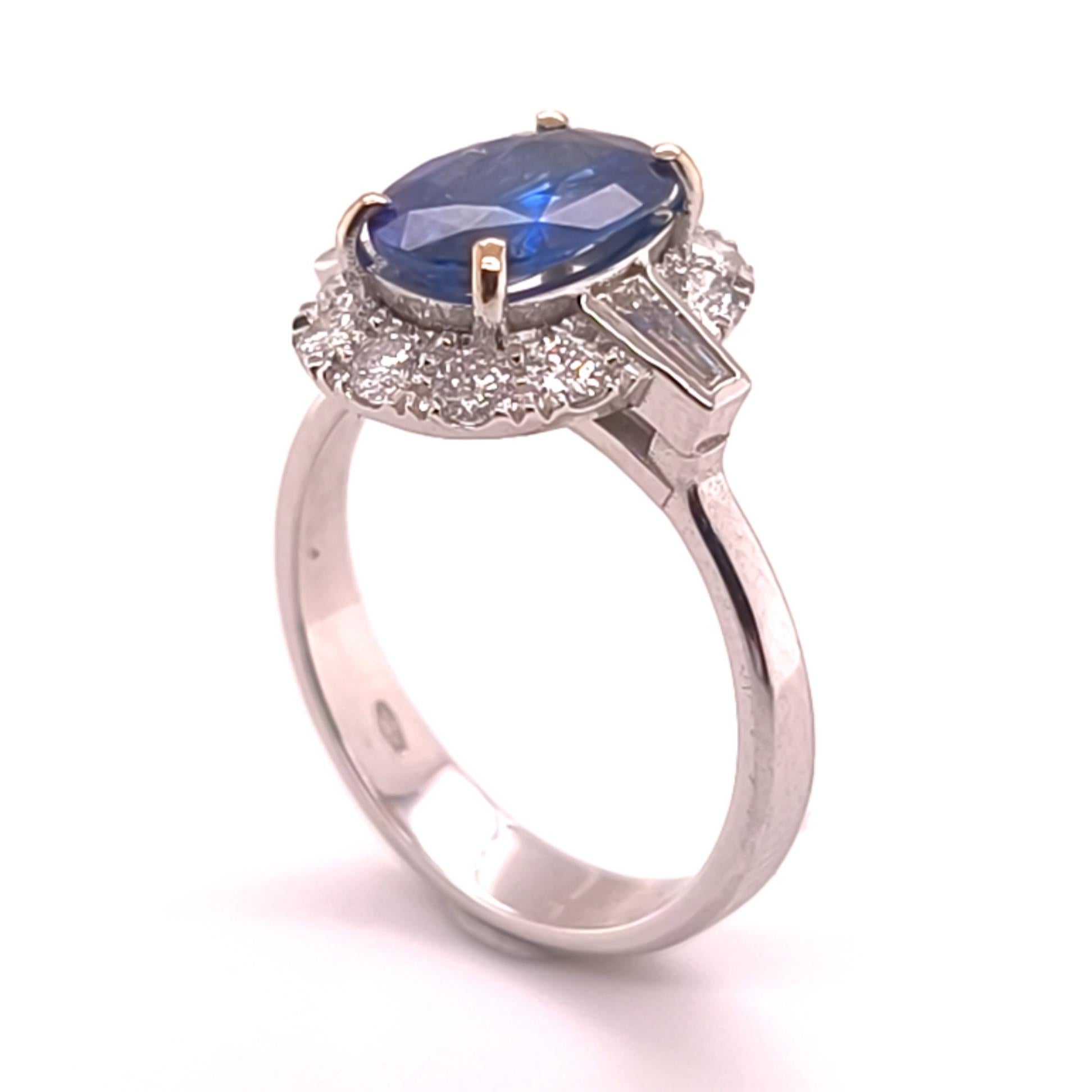 Art Déco BERCA Anello con diamante taglio ovale con zaffiro blu reale certificato GIA da 2,07 kt in vendita