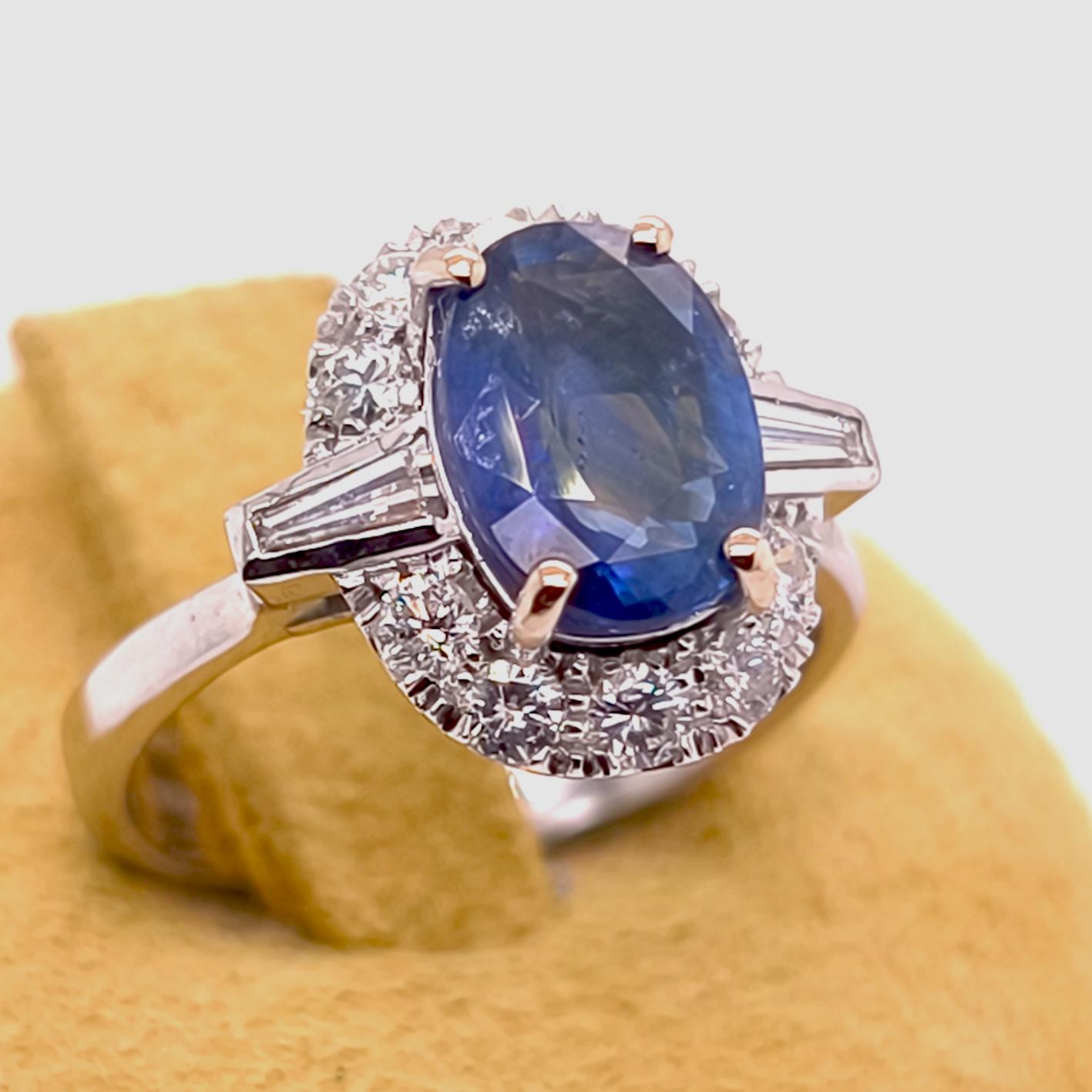 BERCA Anello con diamante taglio ovale con zaffiro blu reale certificato GIA da 2,07 kt in vendita 2
