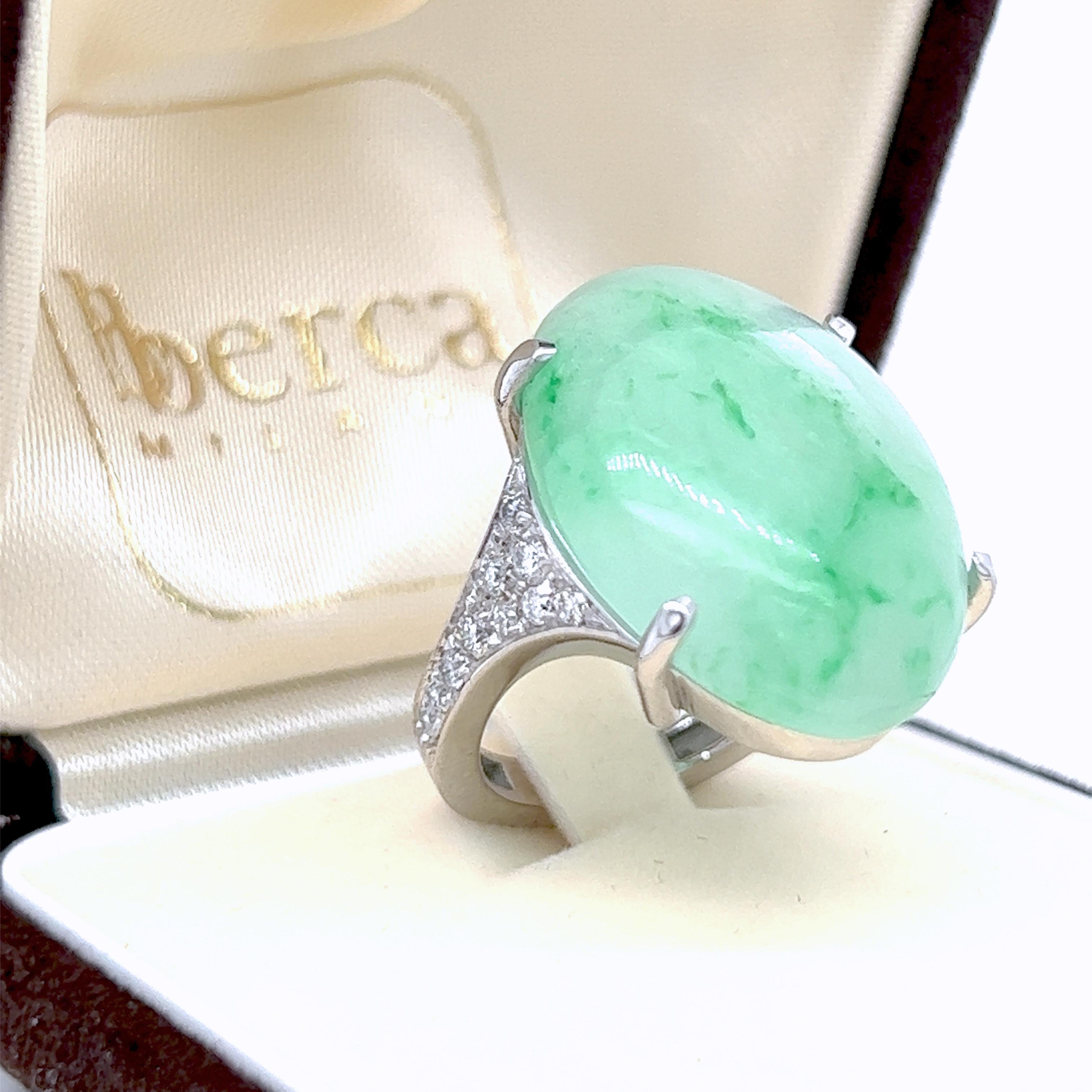 Contemporain Berca, bague cocktail en or blanc 23,30 carats, jade vert naturel et diamant blanc en vente