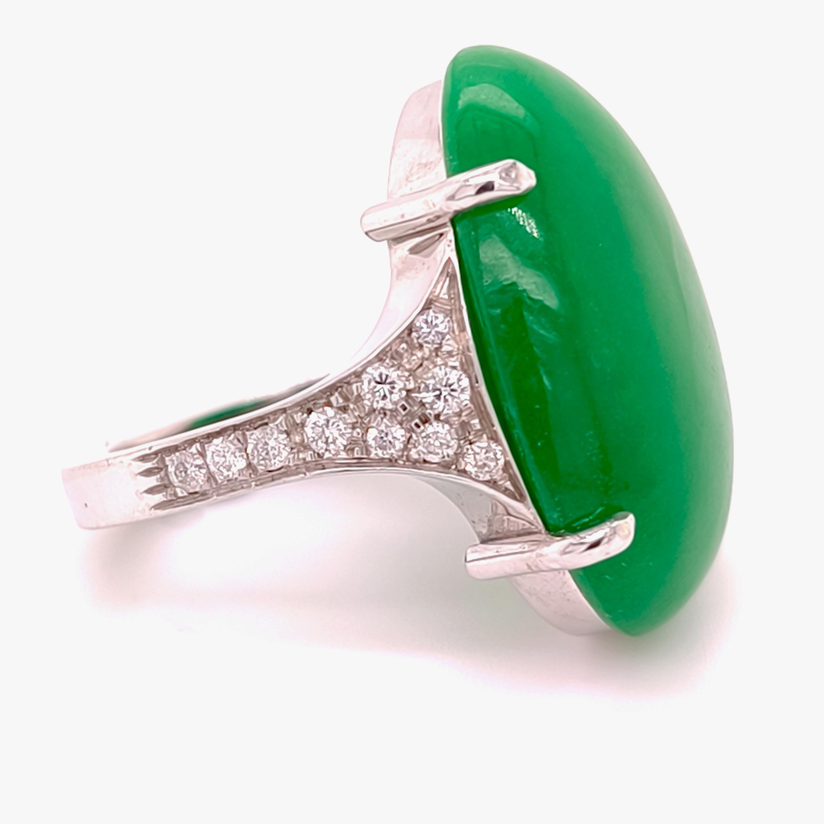 Einzigartiger, zeitgenössischer, einzigartiger und dennoch schicker Cocktailring mit einem 24,70 Karat (0,916x0,704 Zoll) großen Cabochon aus natürlicher grüner Jade, besetzt mit hochwertigen weißen Diamanten von 0,51 Karat auf einem Ring aus