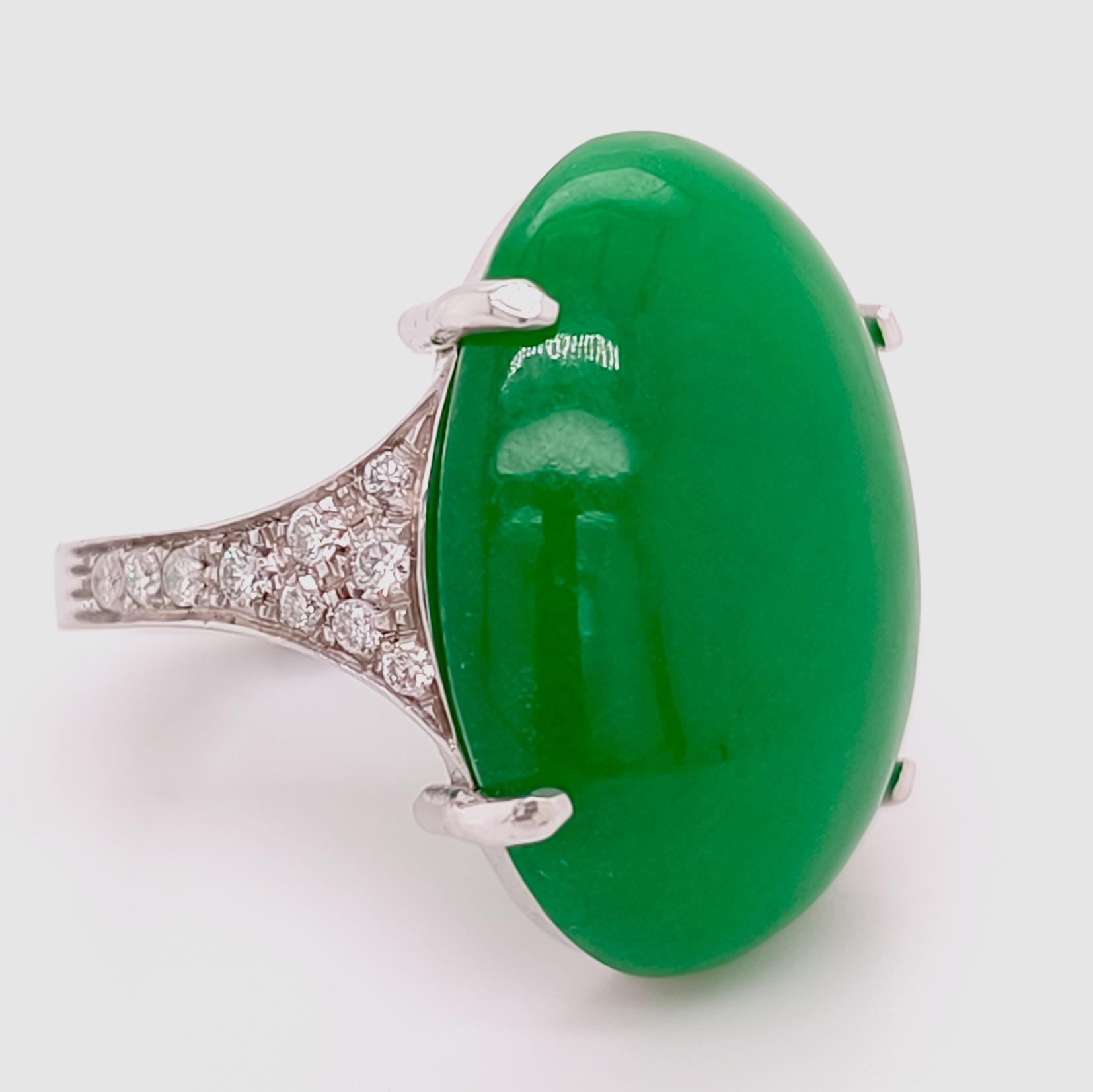 Berca 24.70 Kt Natürliche Burma Grüne Jade Weißer Diamant Weißgold Cocktail Ring (Zeitgenössisch) im Angebot