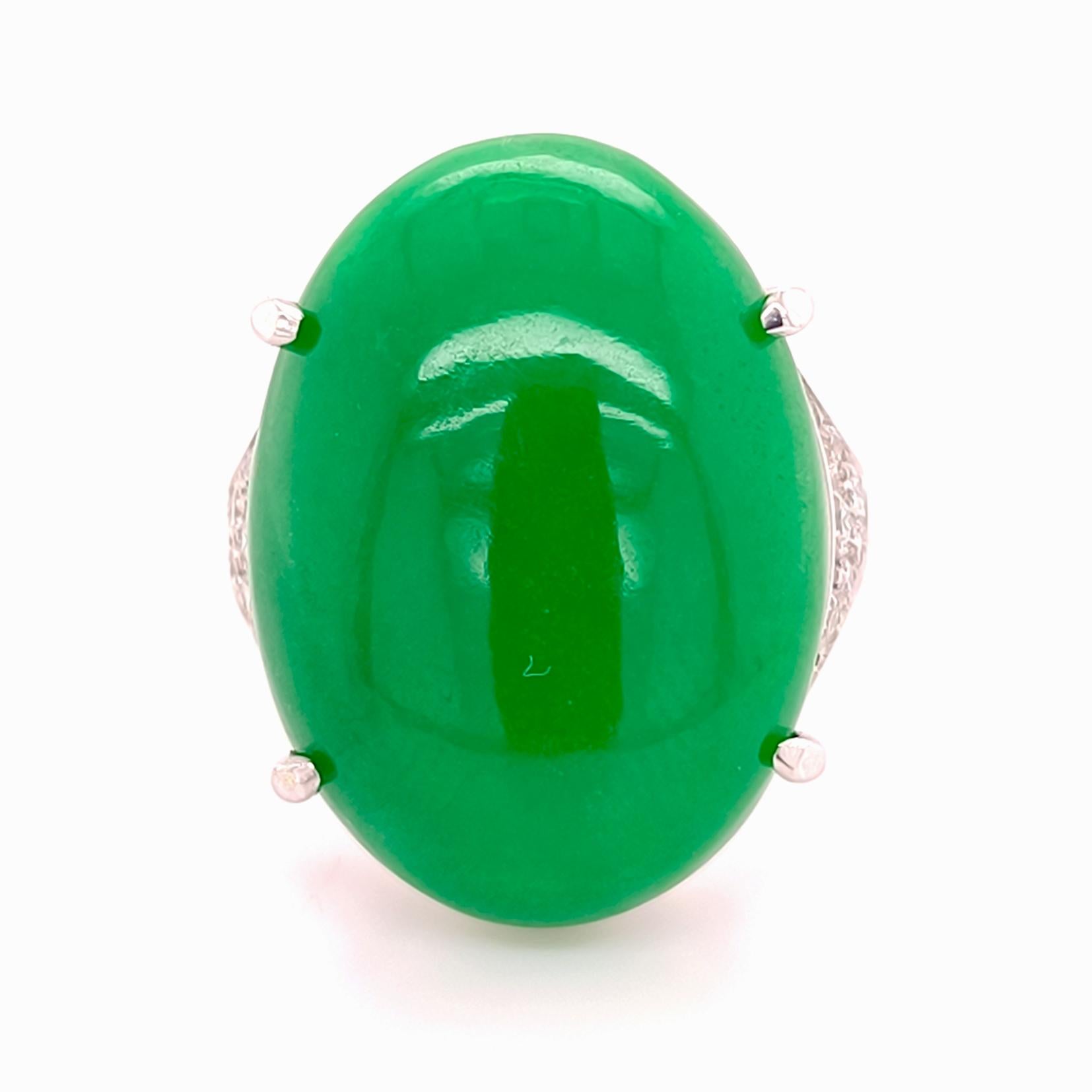 Berca 24.70 Kt Natürliche Burma Grüne Jade Weißer Diamant Weißgold Cocktail Ring (Ovalschliff) im Angebot