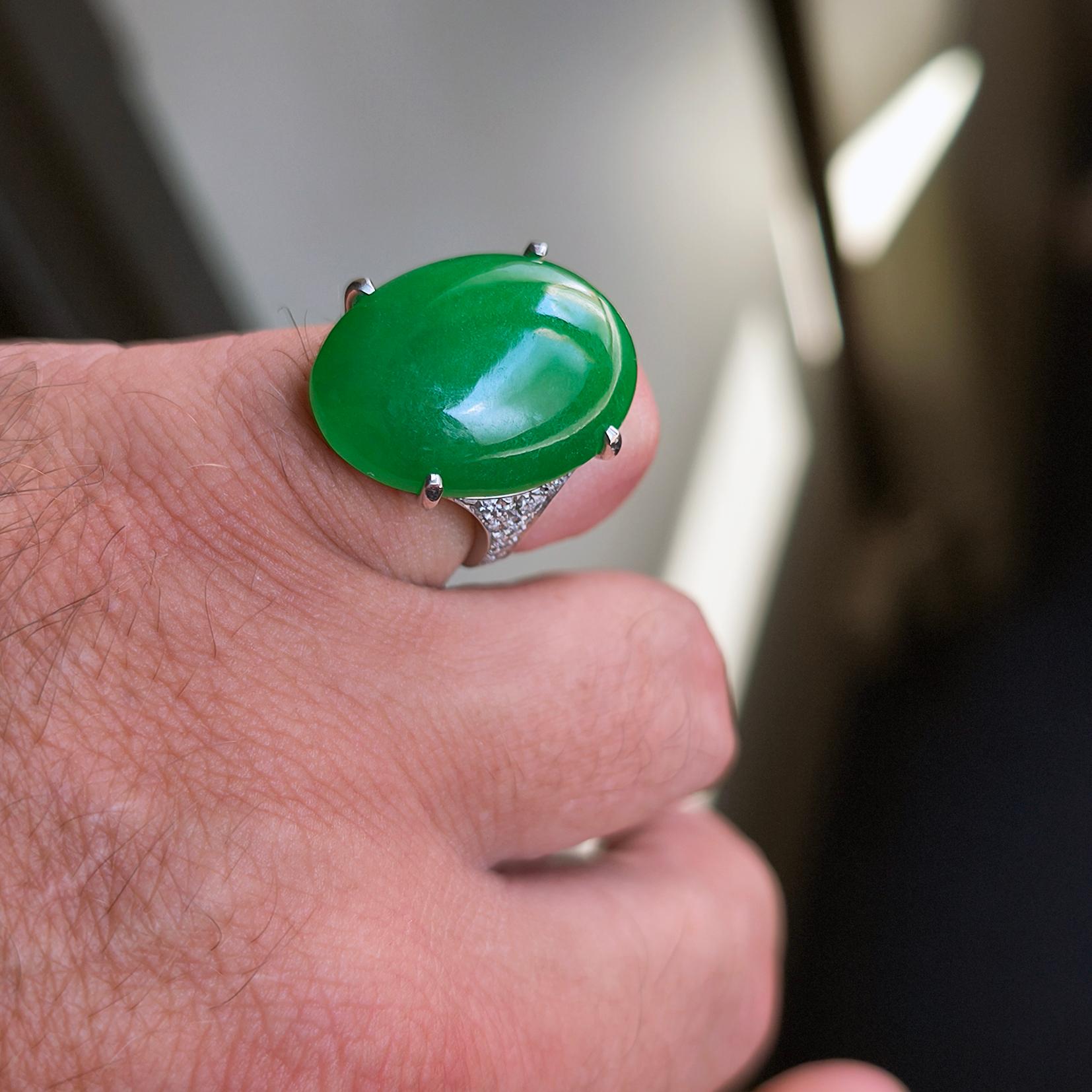 Berca 24.70 Kt Natürliche Burma Grüne Jade Weißer Diamant Weißgold Cocktail Ring im Angebot 1
