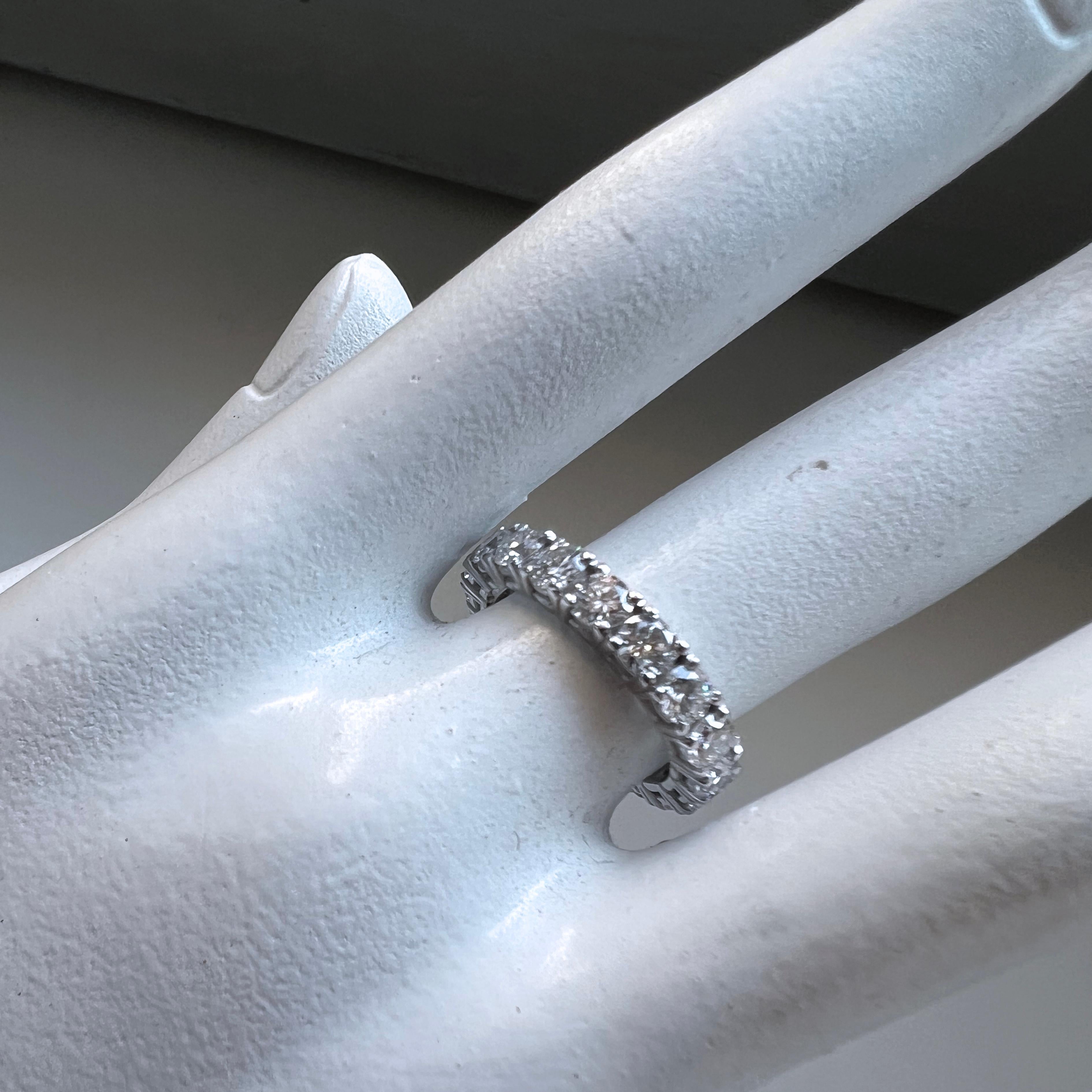 Berca, bague d'ternit en or blanc avec diamants blancs taille brillant de 2,70 carats en vente 4