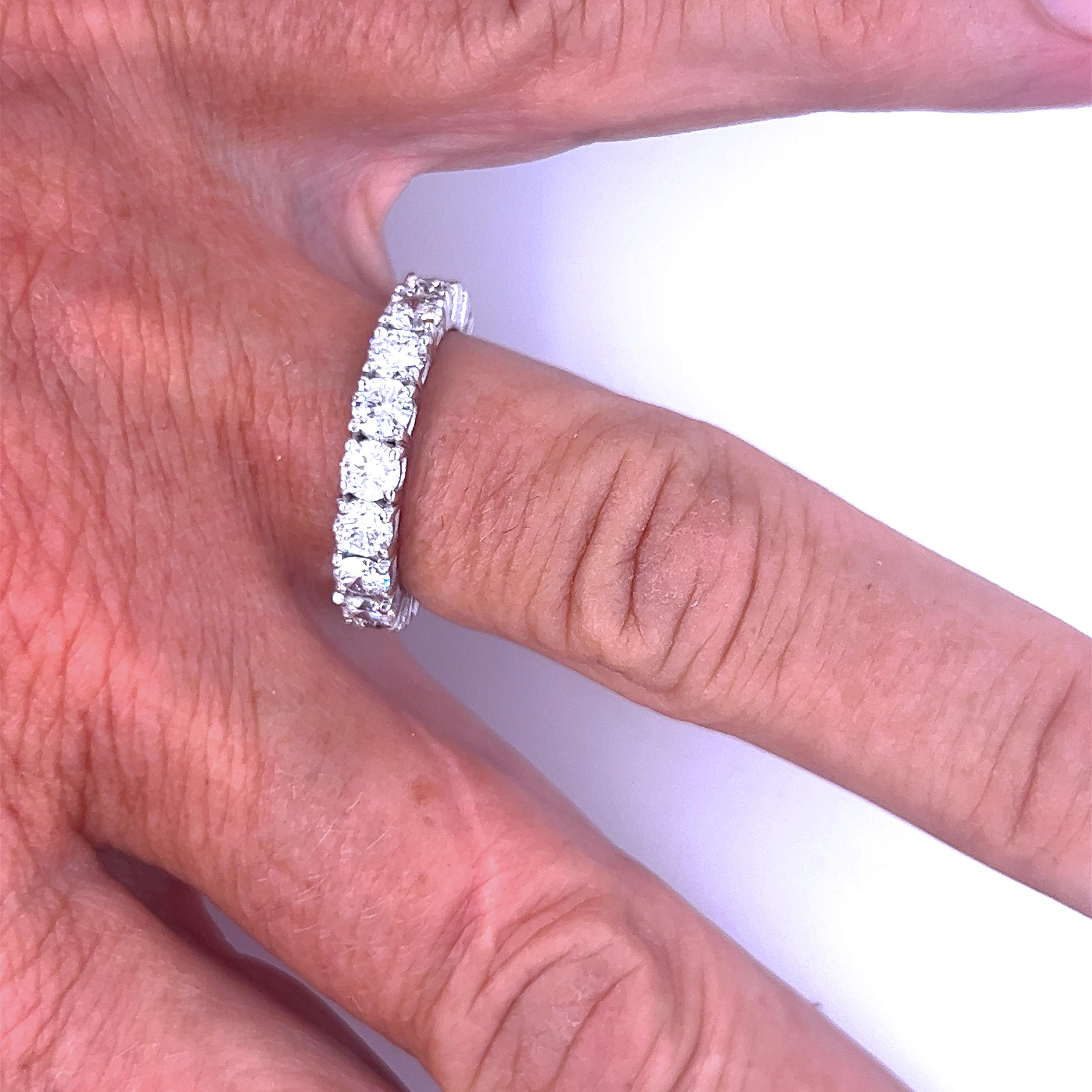 Eternity-Ring aus Weigold mit 2,70 Karat weiem Diamant im Brillantschliff von Berca im Angebot 4