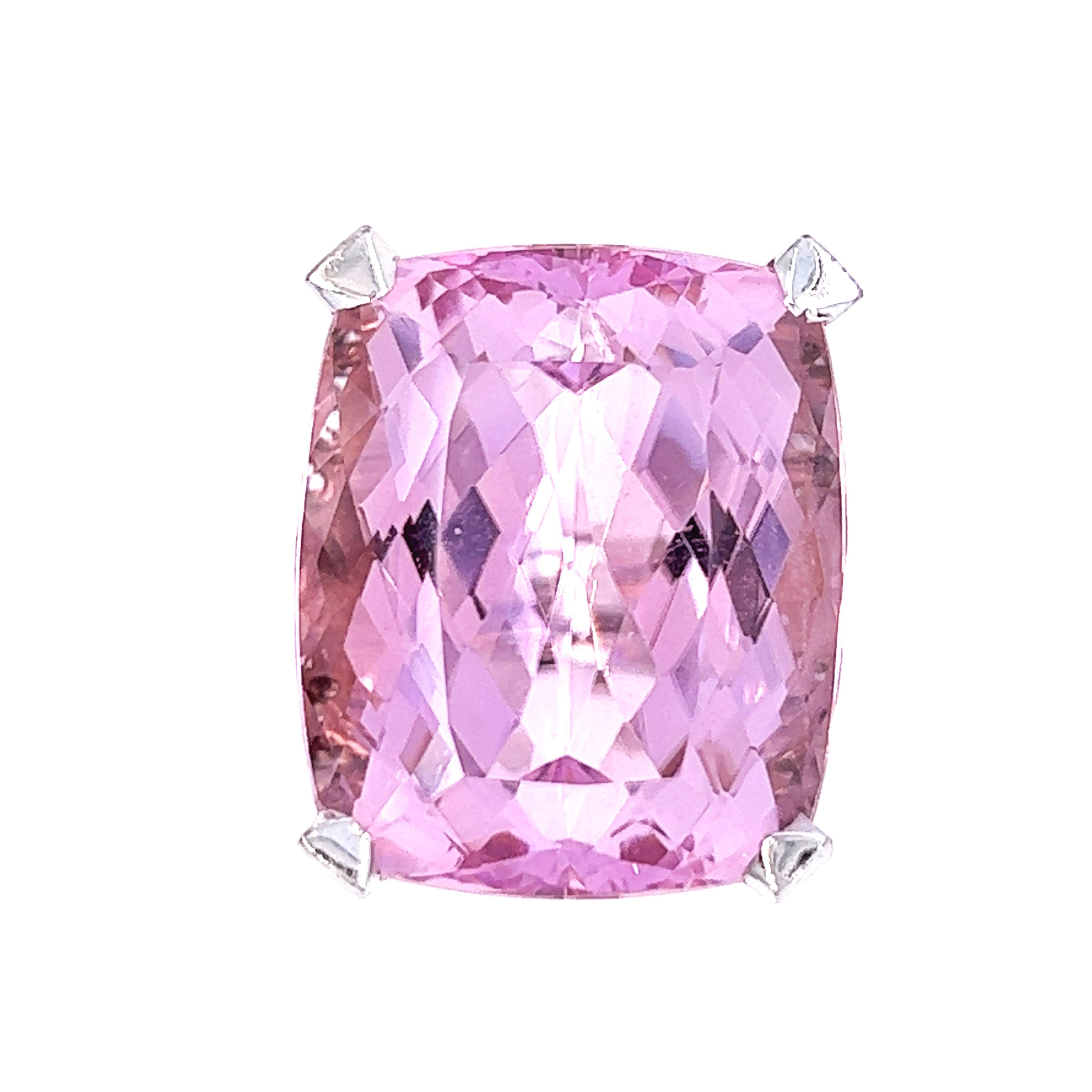 Impresionante anillo de cóctel, único en su especie, con una kunzita natural Antik de 27 quilates, talla cojín, en un engaste de diamantes blancos (D-E, VVs1) de 0,72 quilates, de primera calidad, de oro blanco de 18 quilates.
Talla estadounidense 5